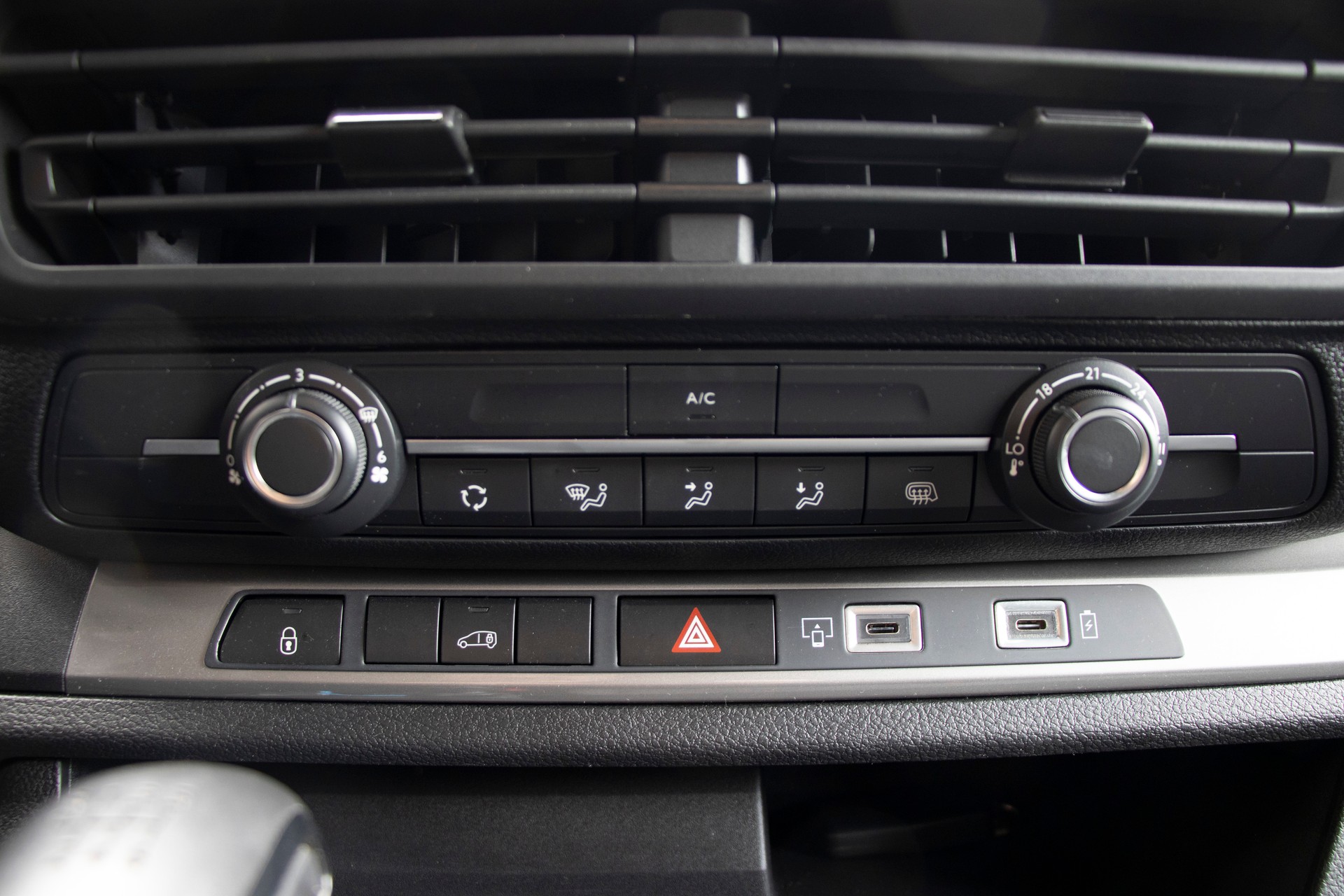 PEUGEOT Expert 2.0 BlueHDi 145 S&S Standard EAT8-image-8