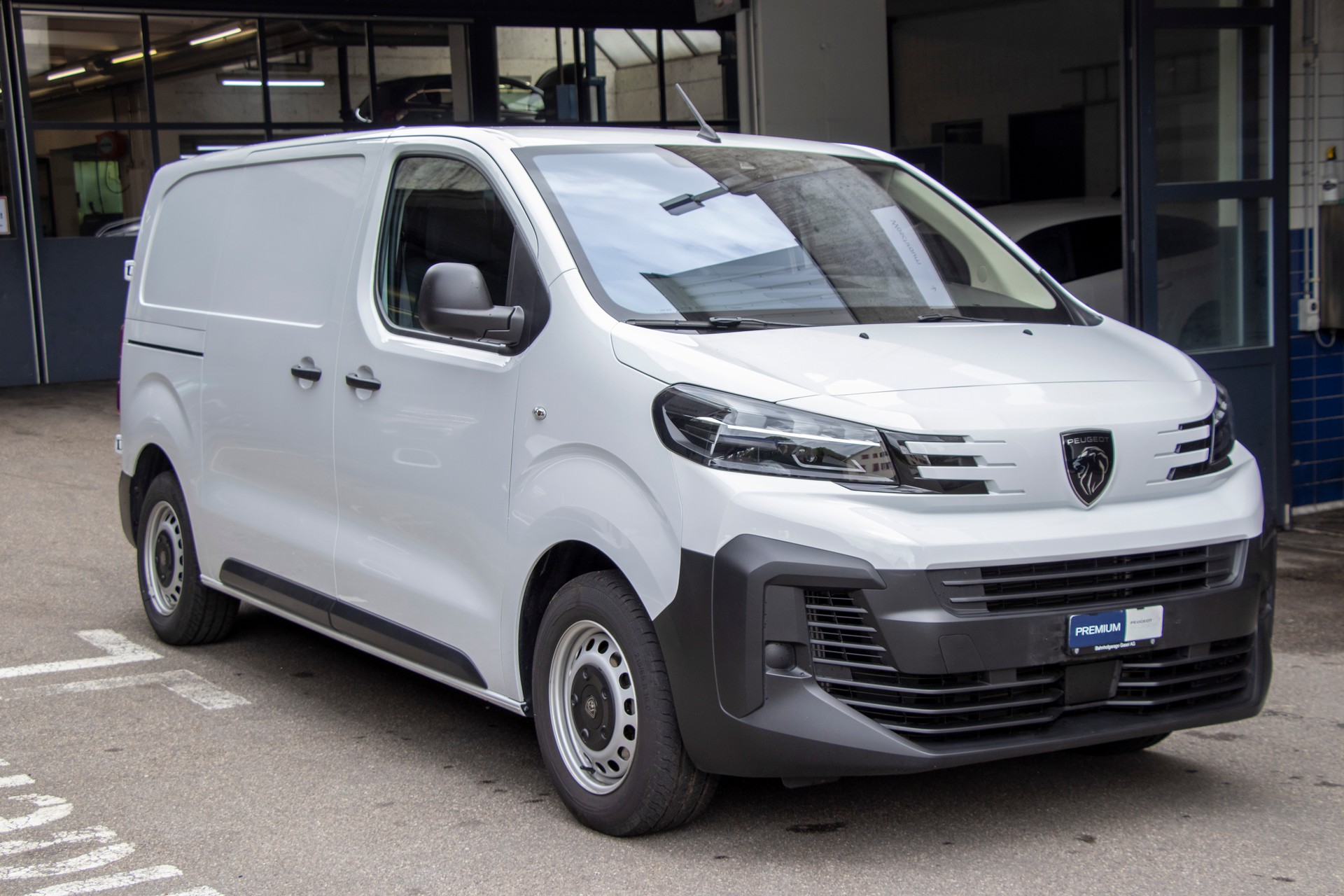 PEUGEOT Expert 2.0 BlueHDi 145 S&S Standard EAT8-showroom-element-3