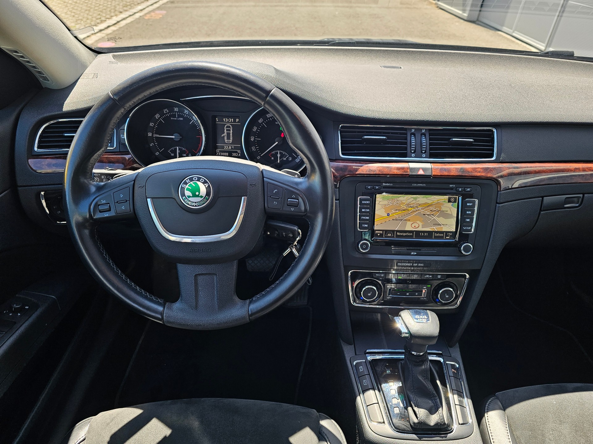 SKODA Superb Combi 2.0 TDi AllDrive4x4 DSG-image-12