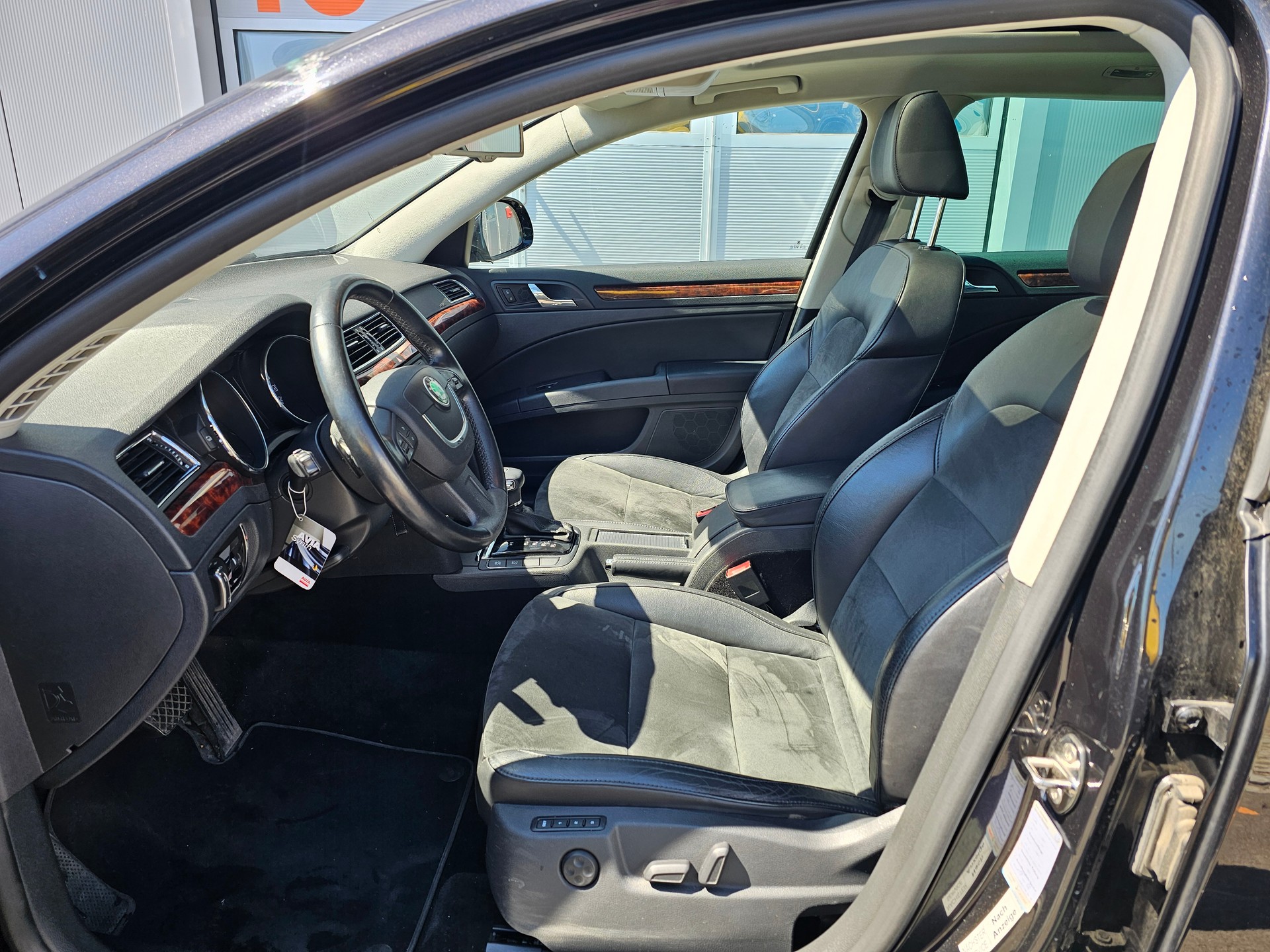 SKODA Superb Combi 2.0 TDi AllDrive4x4 DSG-image-8