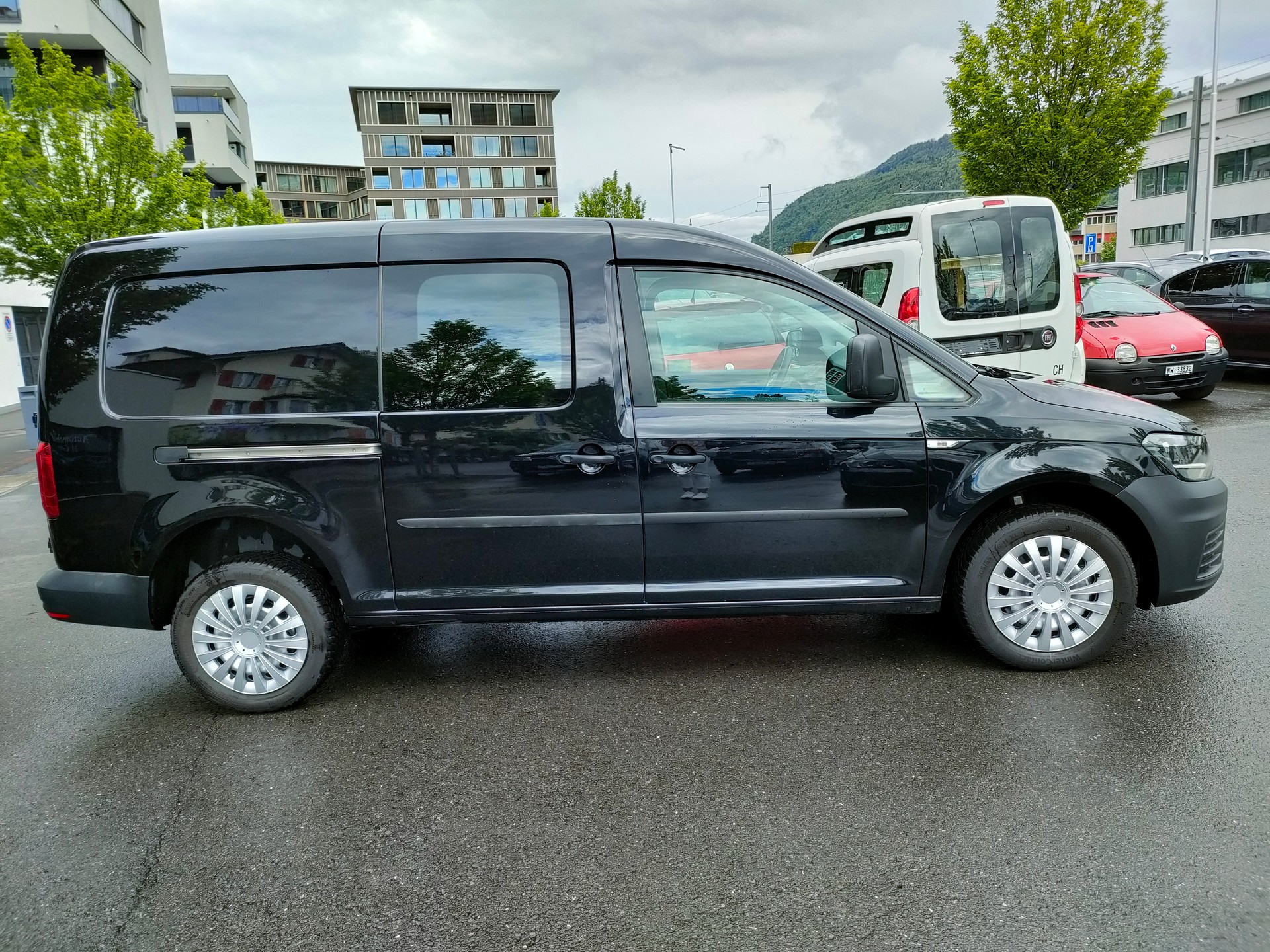 VW Caddy Maxi 2.0TDI 4Motion BlueMotion Technology-image-2