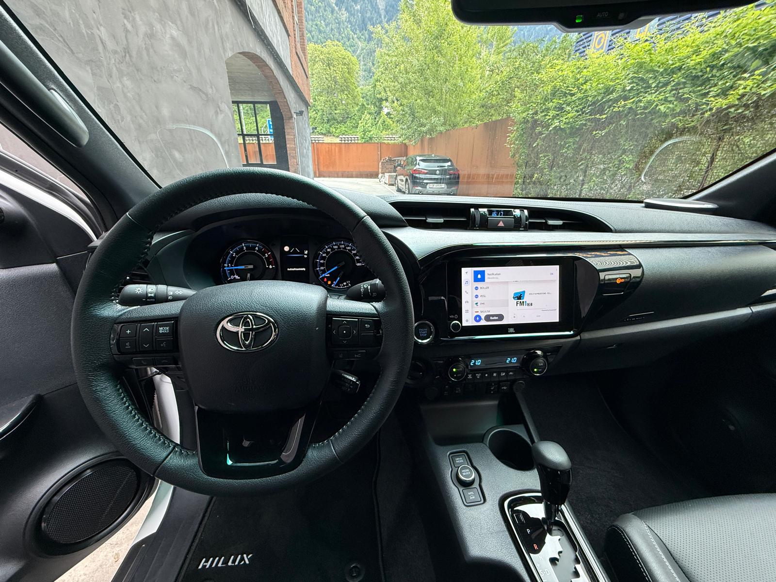 TOYOTA Hilux 2.8d MHEV Invincible Double Cab 4x4-image-9