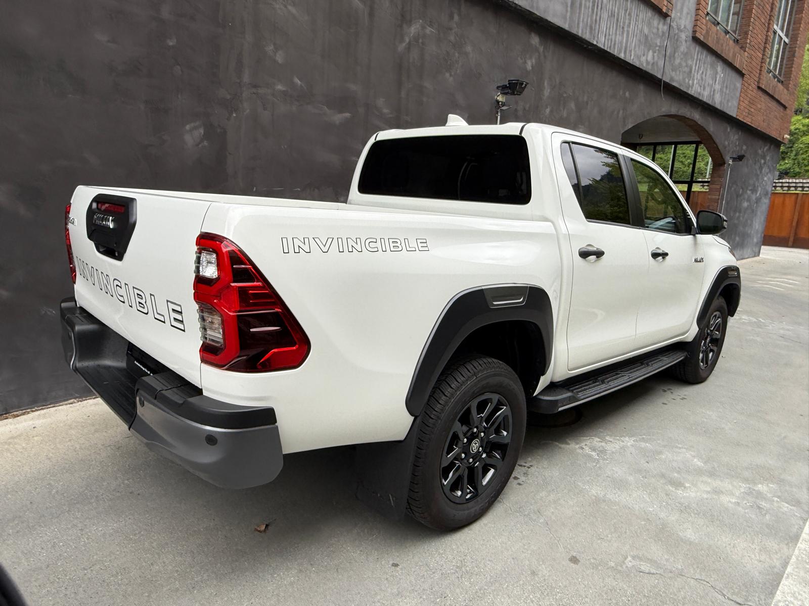 TOYOTA Hilux 2.8d MHEV Invincible Double Cab 4x4-image-4