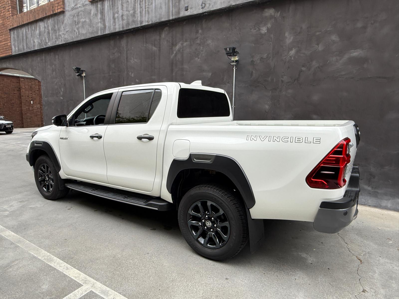 TOYOTA Hilux 2.8d MHEV Invincible Double Cab 4x4-image-6