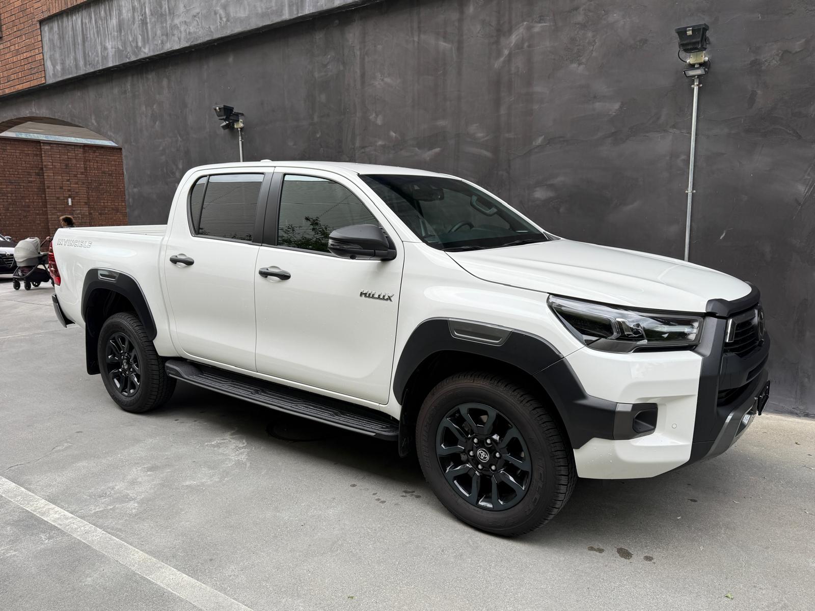 TOYOTA Hilux 2.8d MHEV Invincible Double Cab 4x4-image-3