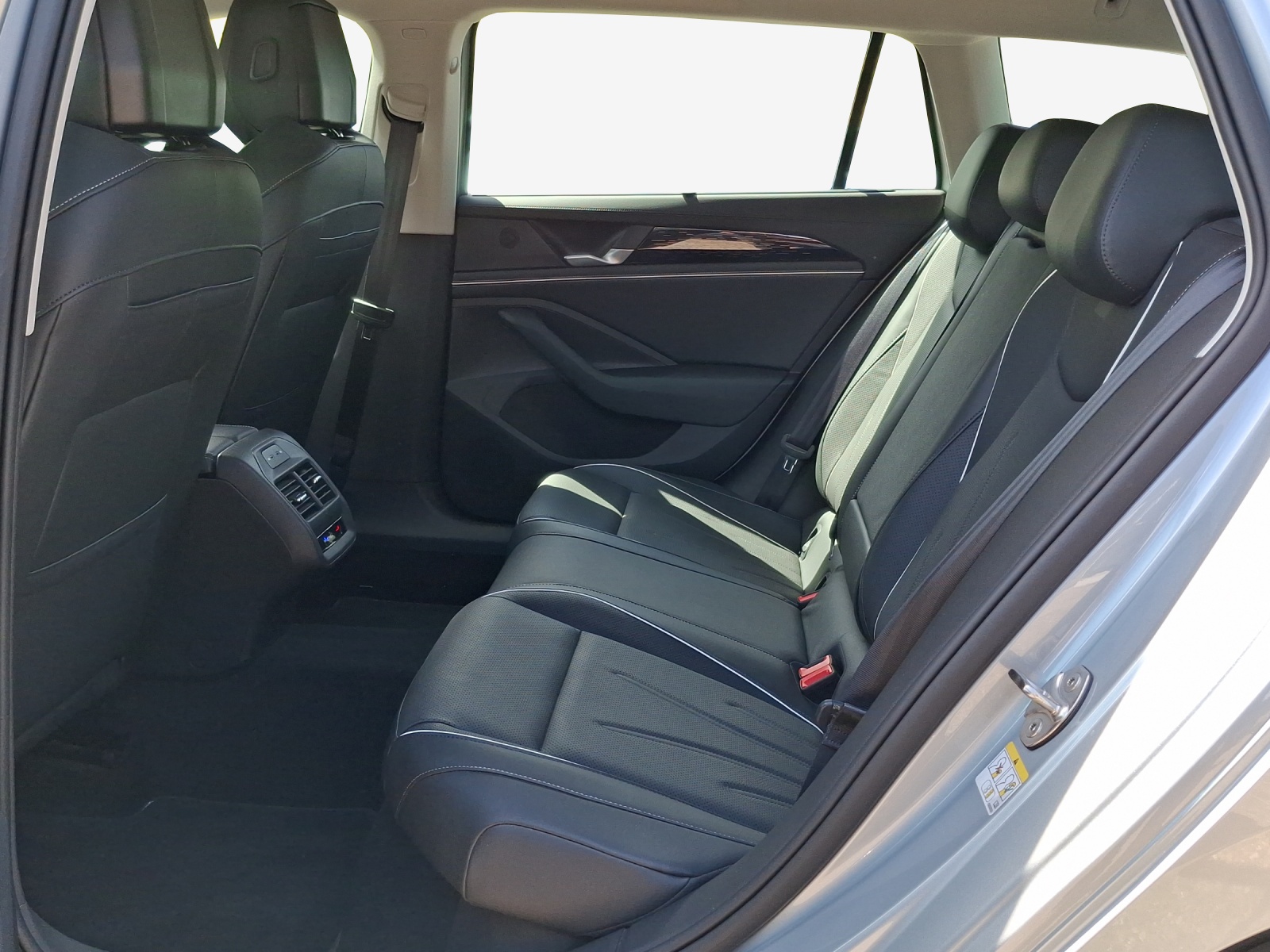 VW Passat Variant 2.0 TSI evo4 Elegance 4 Motion DSG-image-11