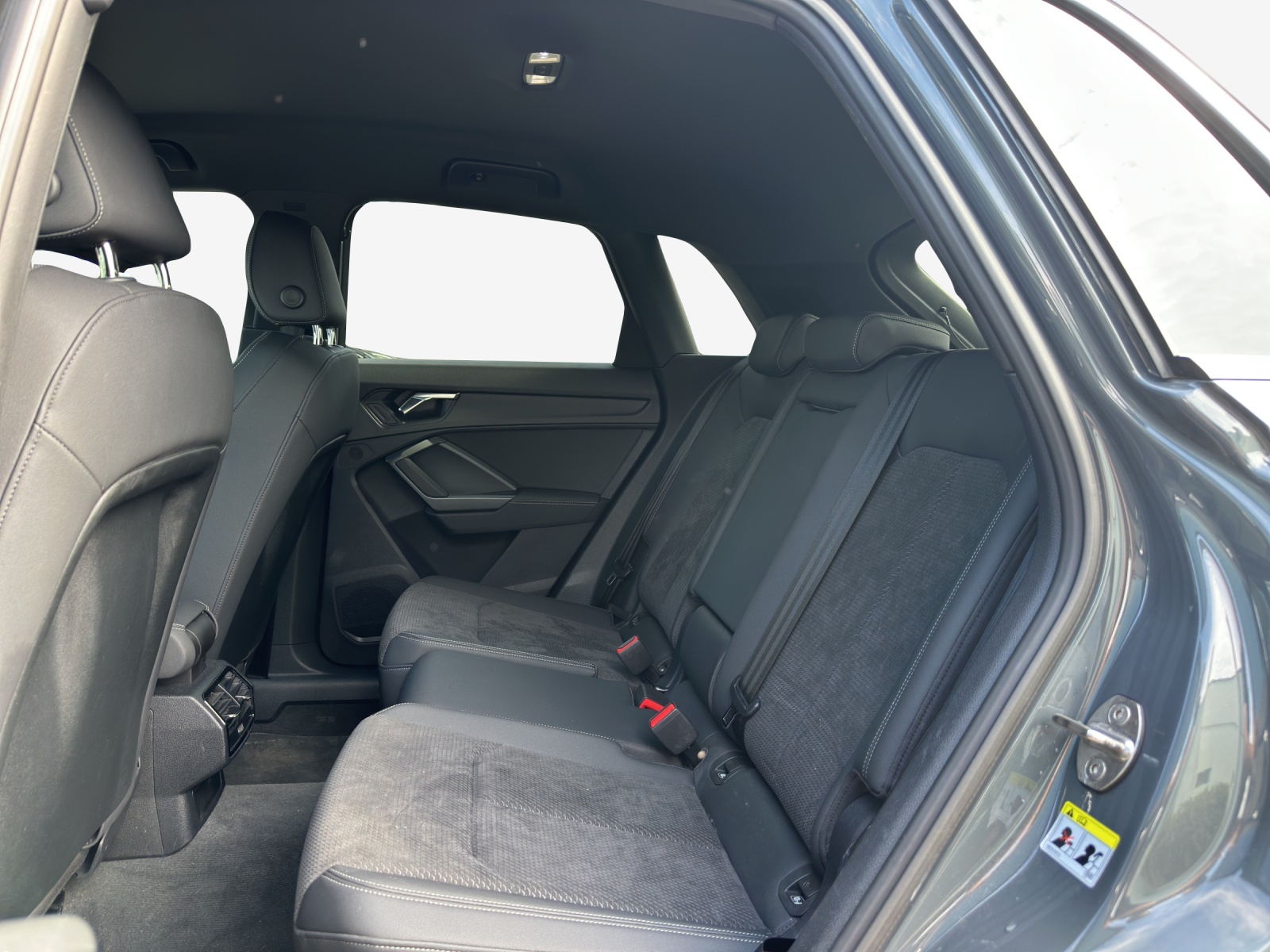 AUDI Q3 35 TFSI Attraction S-tronic-image-8