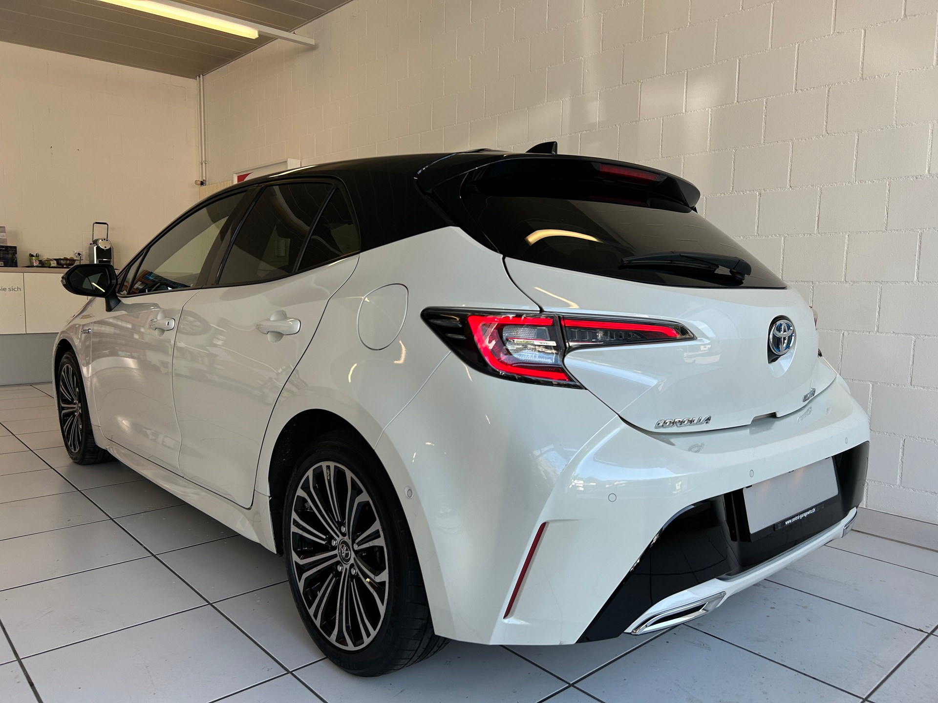 TOYOTA Corolla 2.0 HSD Style e-CVT-image-2