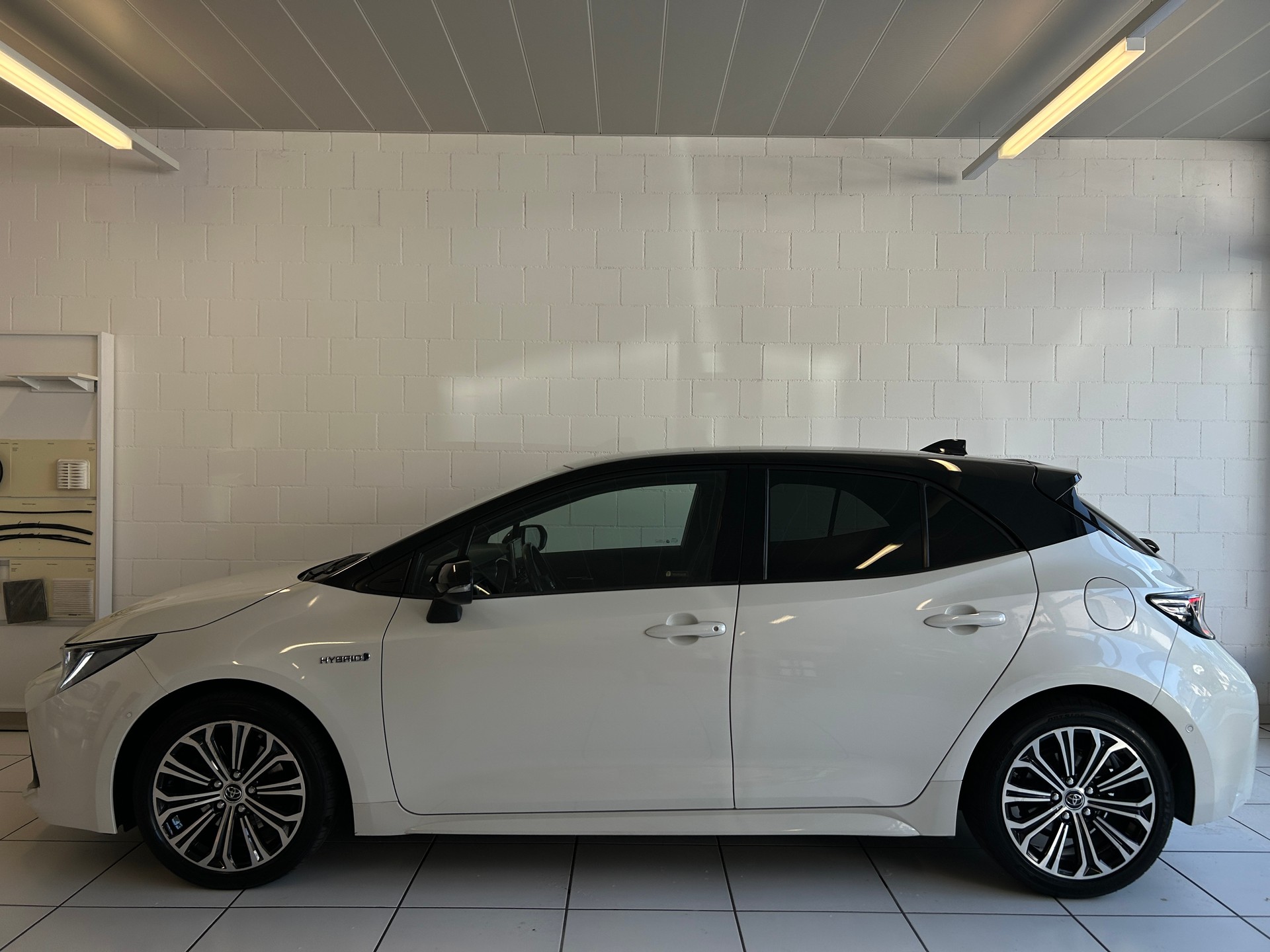TOYOTA Corolla 2.0 HSD Style e-CVT-image-1