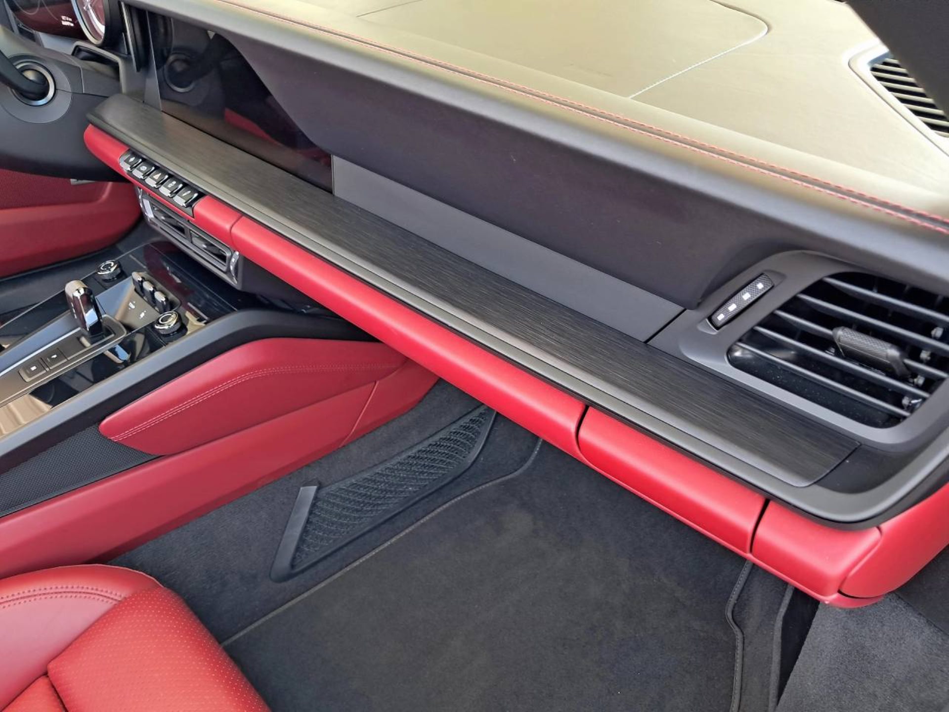 PORSCHE 911 Carrera 4 GTS Cabriolet (MY22)-image-28