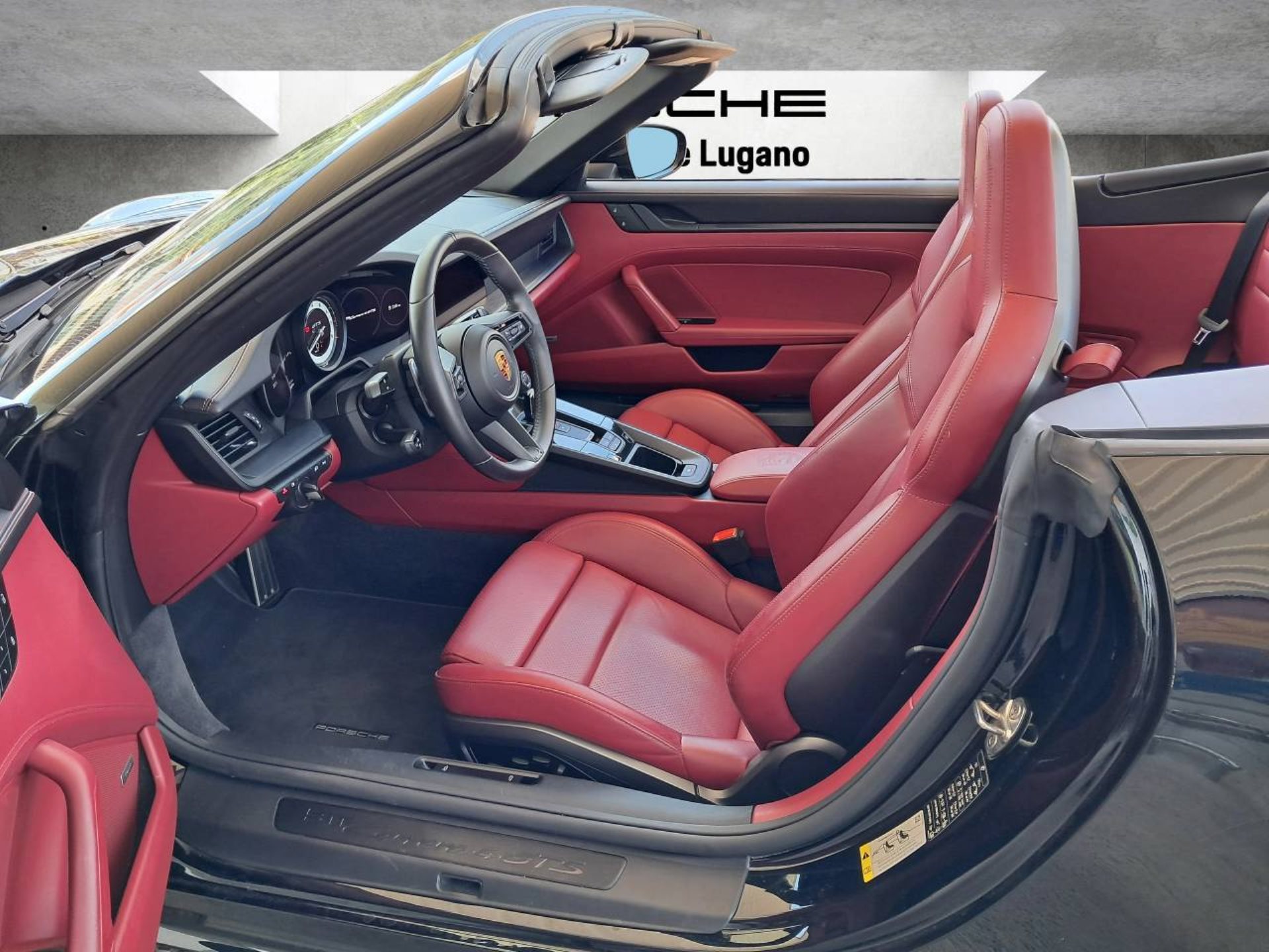 PORSCHE 911 Carrera 4 GTS Cabriolet (MY22)-image-3