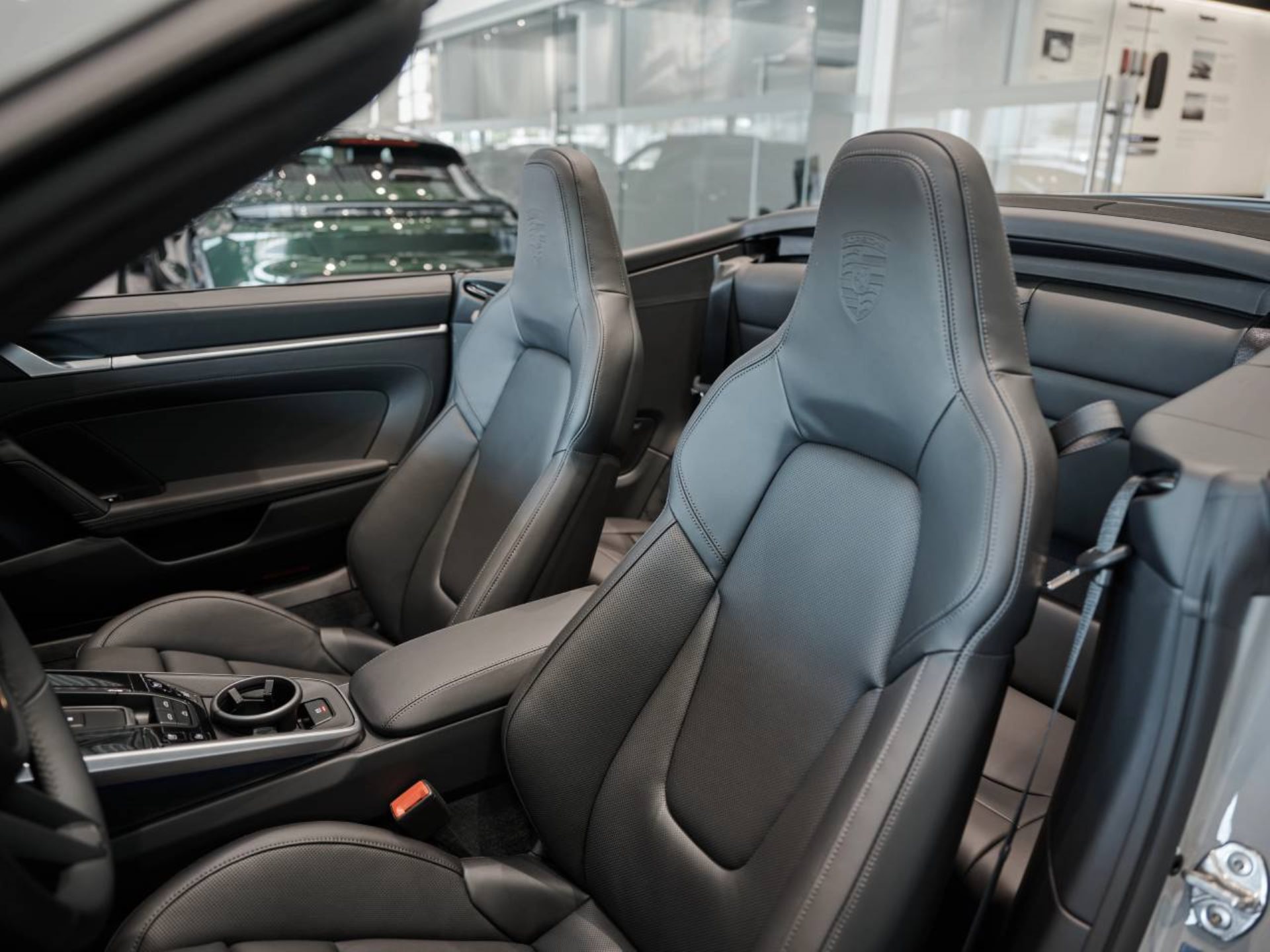 PORSCHE 911 Carrera 4S Cabriolet-image-4