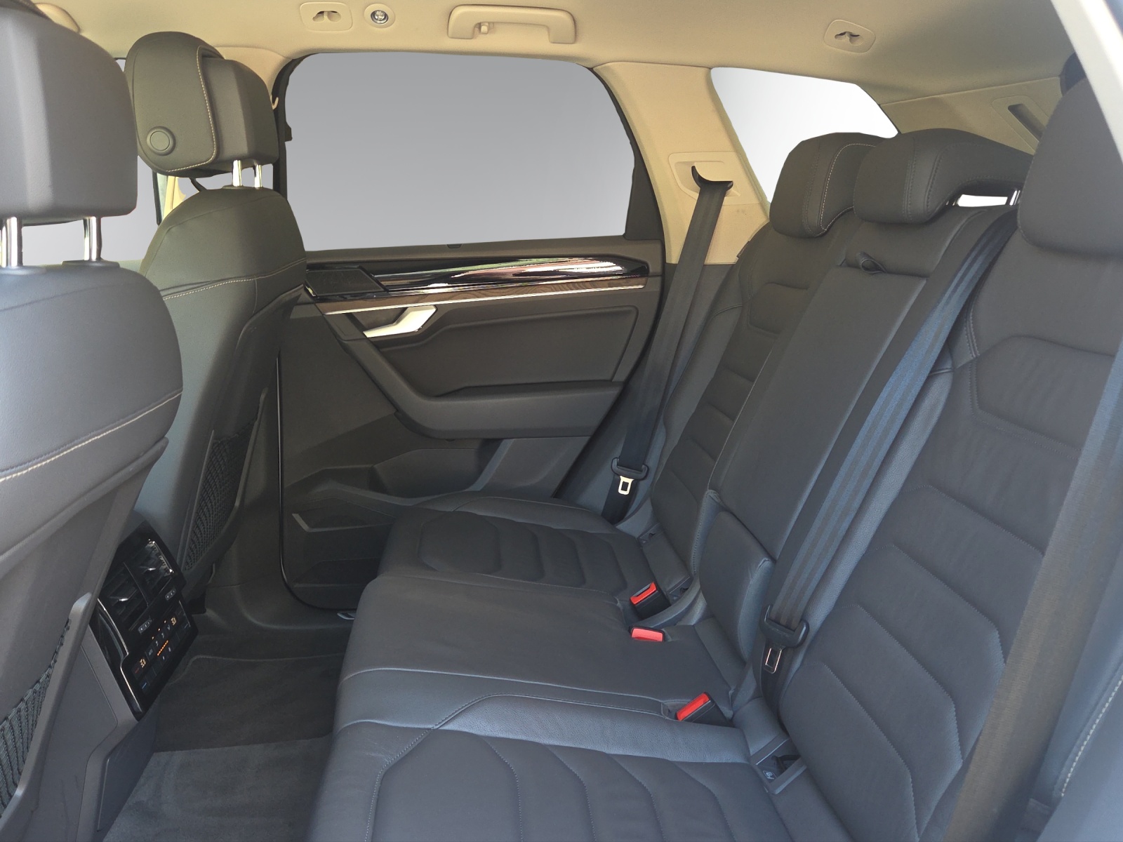 VW Touareg 3.0 TDI Atmosphere Tiptronic-image-16
