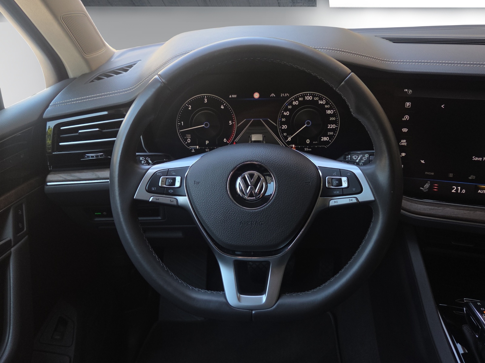 VW Touareg 3.0 TDI Atmosphere Tiptronic-image-11