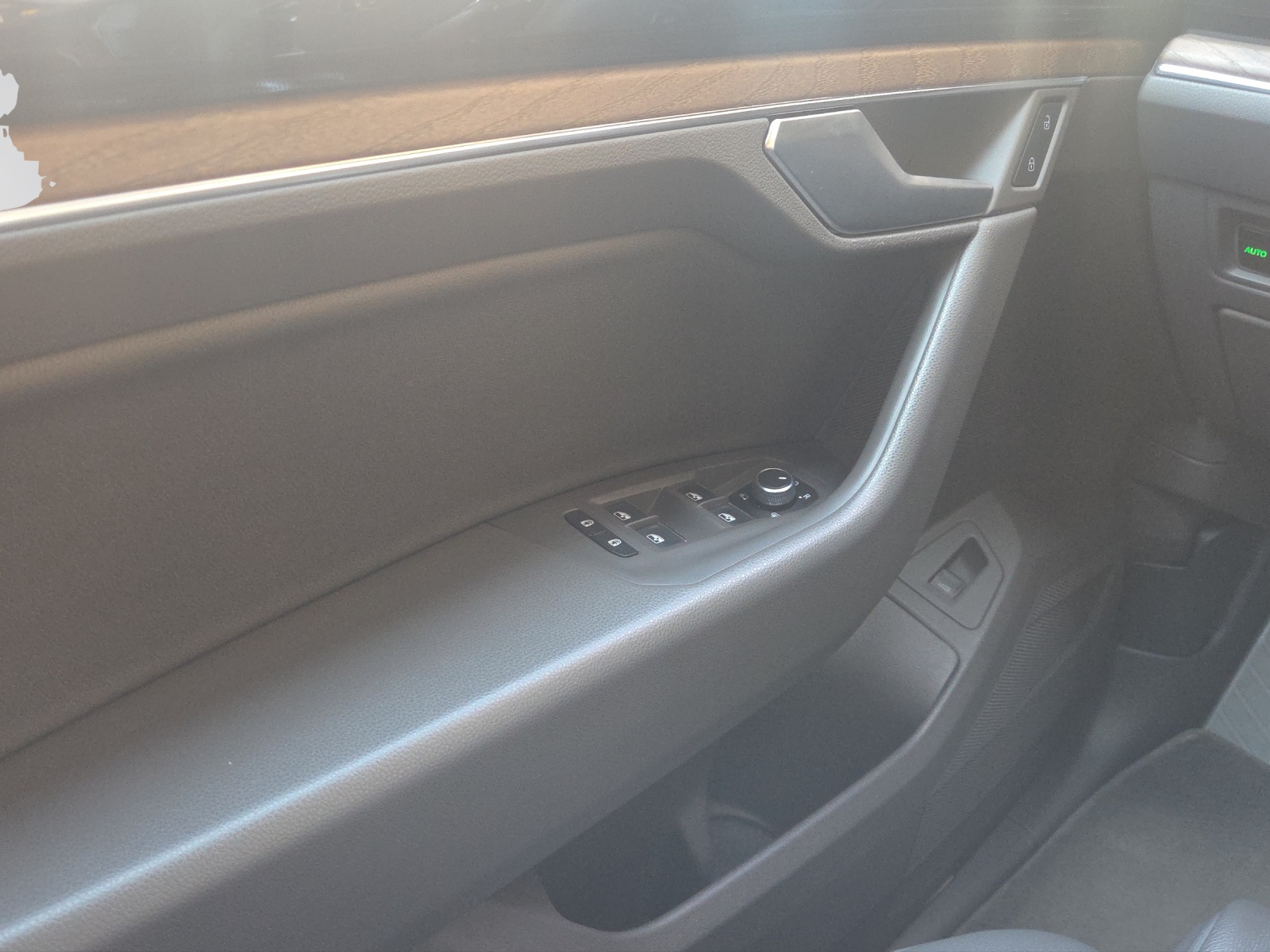 VW Touareg 3.0 TDI Atmosphere Tiptronic-image-14