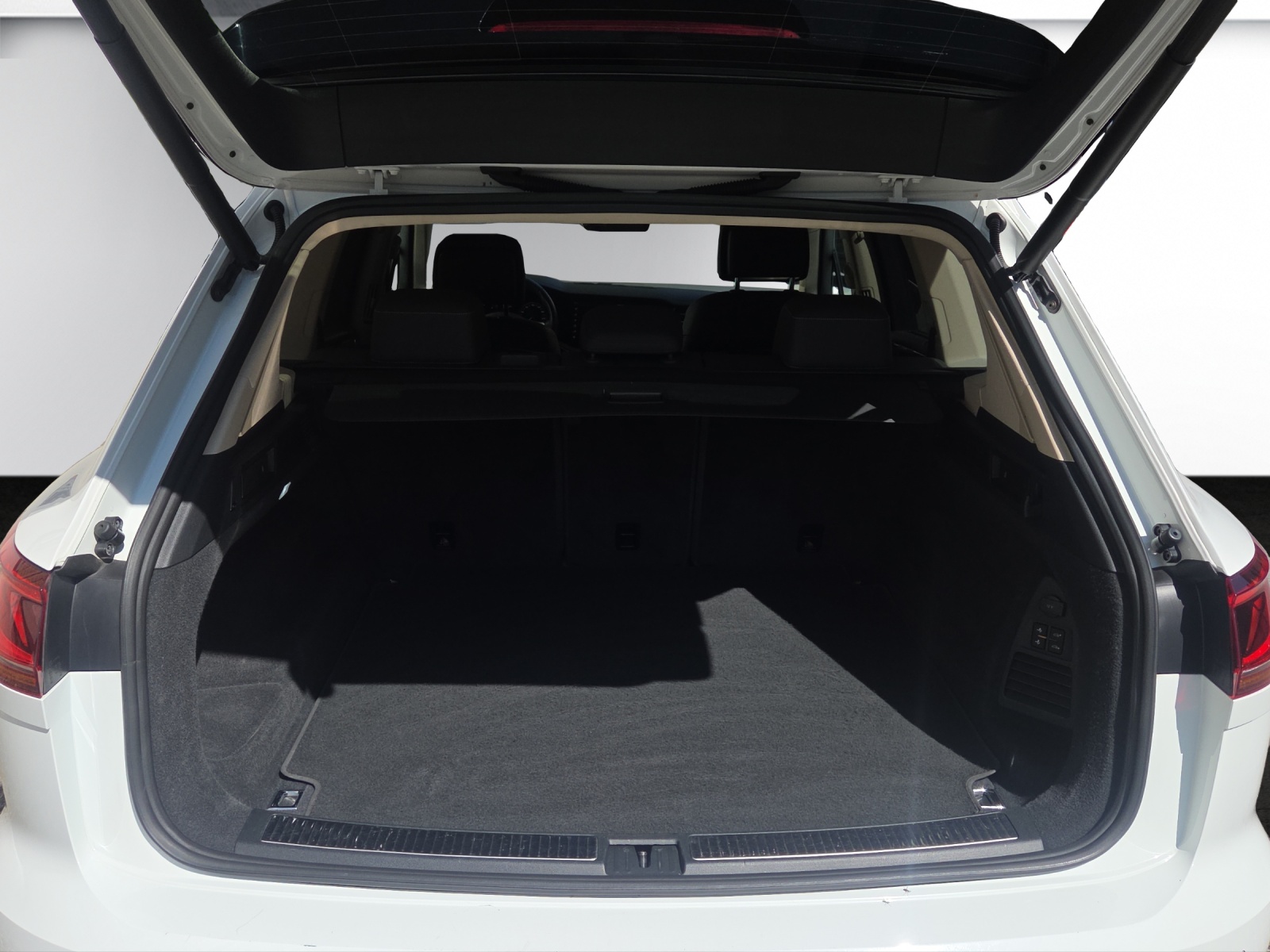 VW Touareg 3.0 TDI Atmosphere Tiptronic-image-17