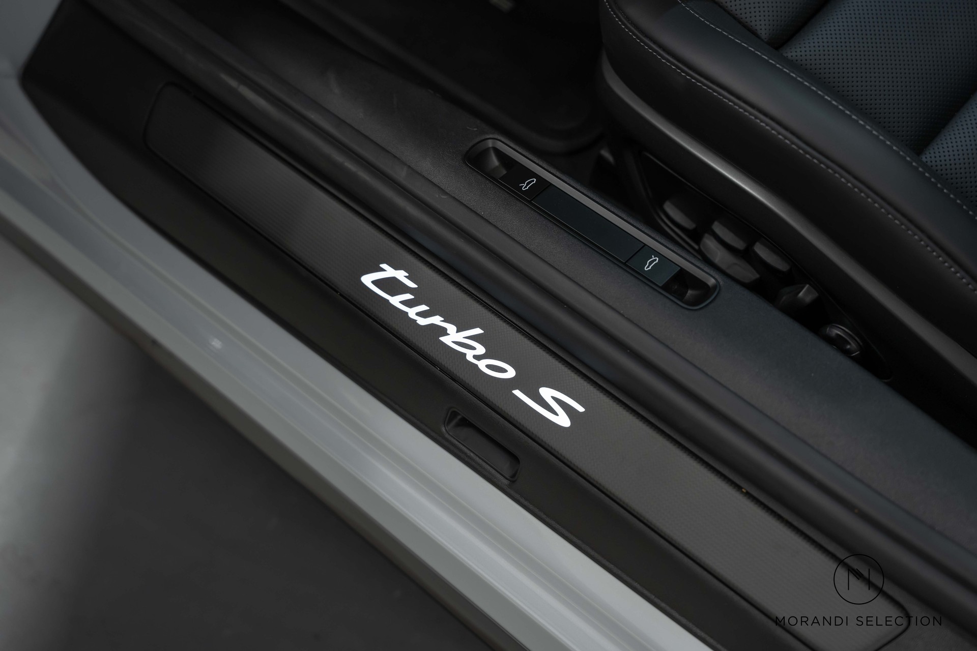 PORSCHE 911 Cabriolet 3.6 Turbo S PDK-image-17