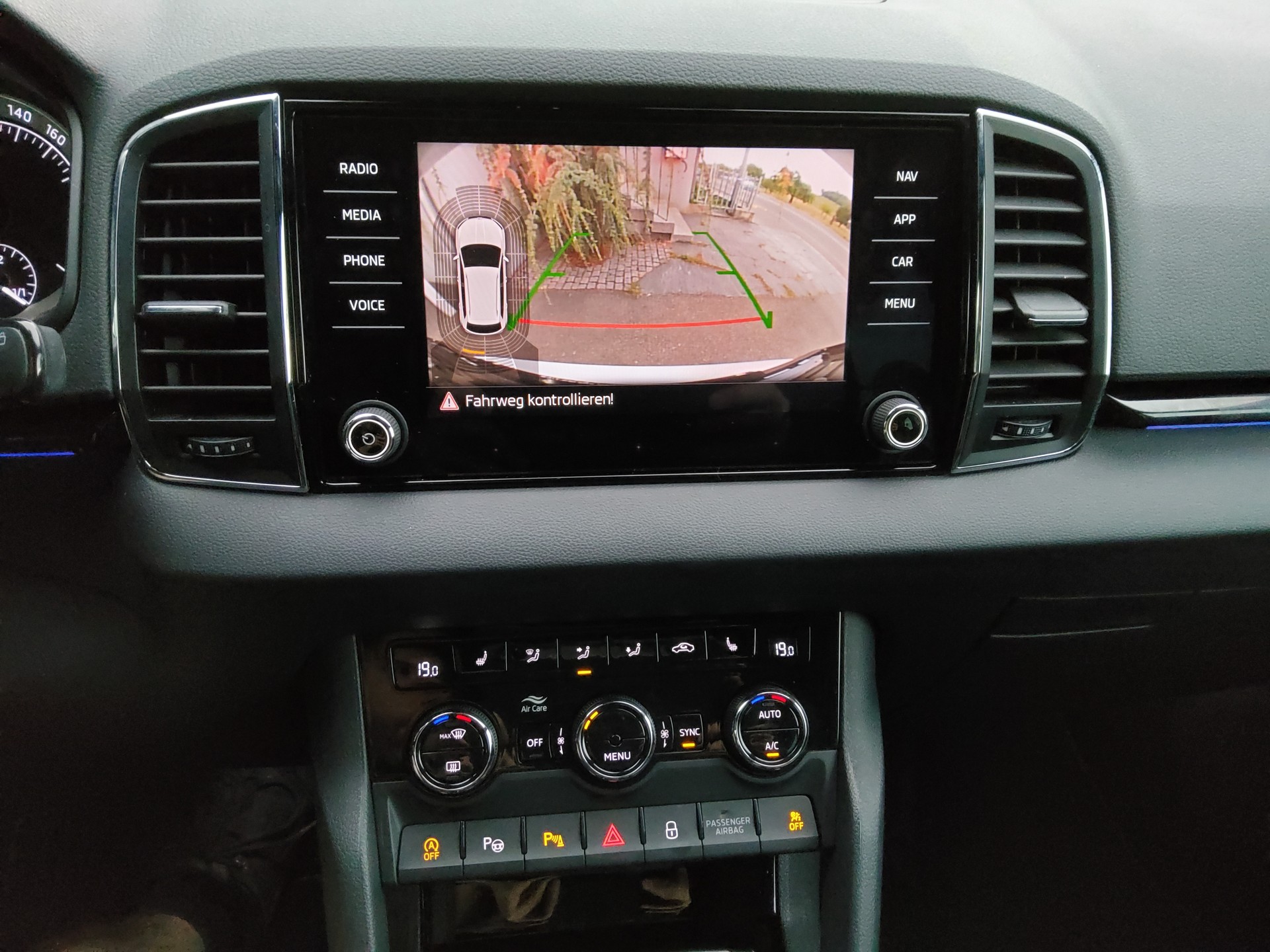 SKODA Karoq 2.0 TSI SportLine 4x4 DSG-image-13