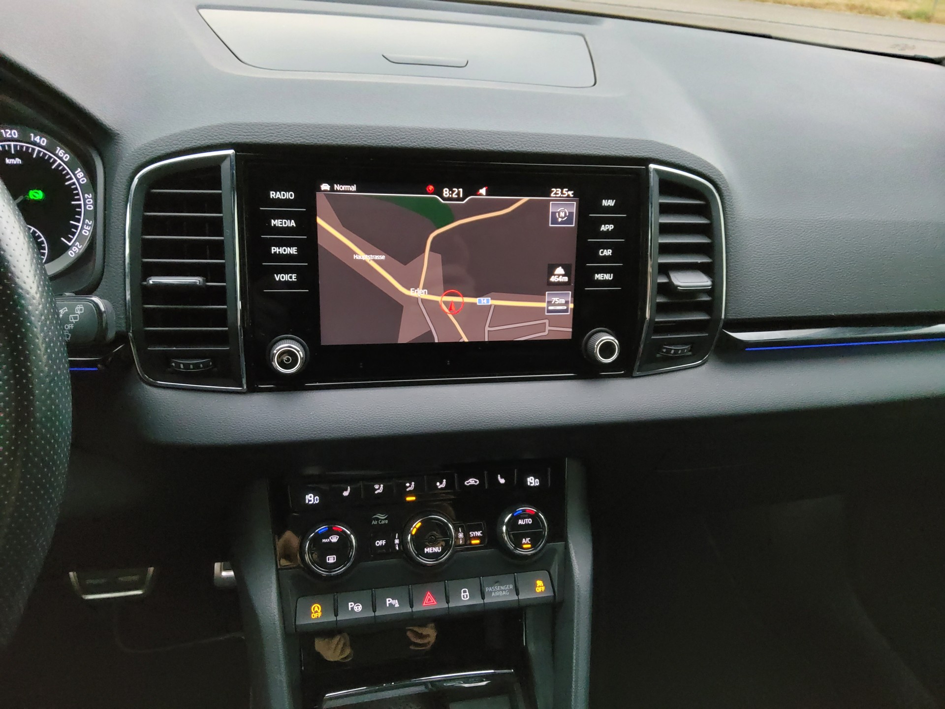 SKODA Karoq 2.0 TSI SportLine 4x4 DSG-image-14