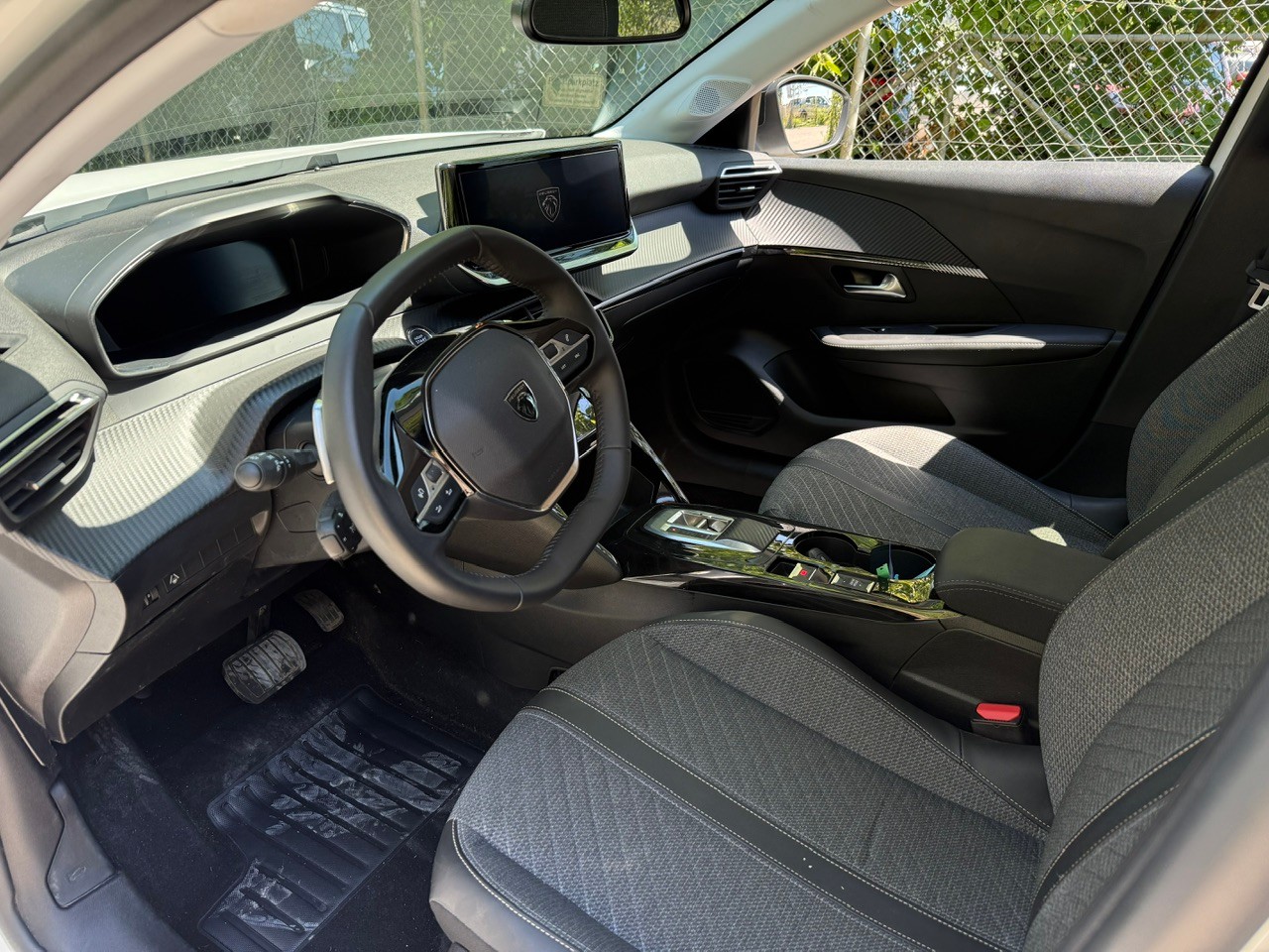 PEUGEOT 208 1.2 MHEV 110 Allure-image-10