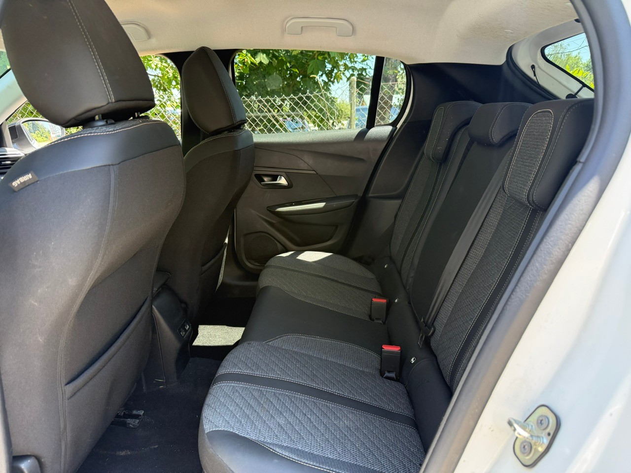 PEUGEOT 208 1.2 MHEV 110 Allure-image-13