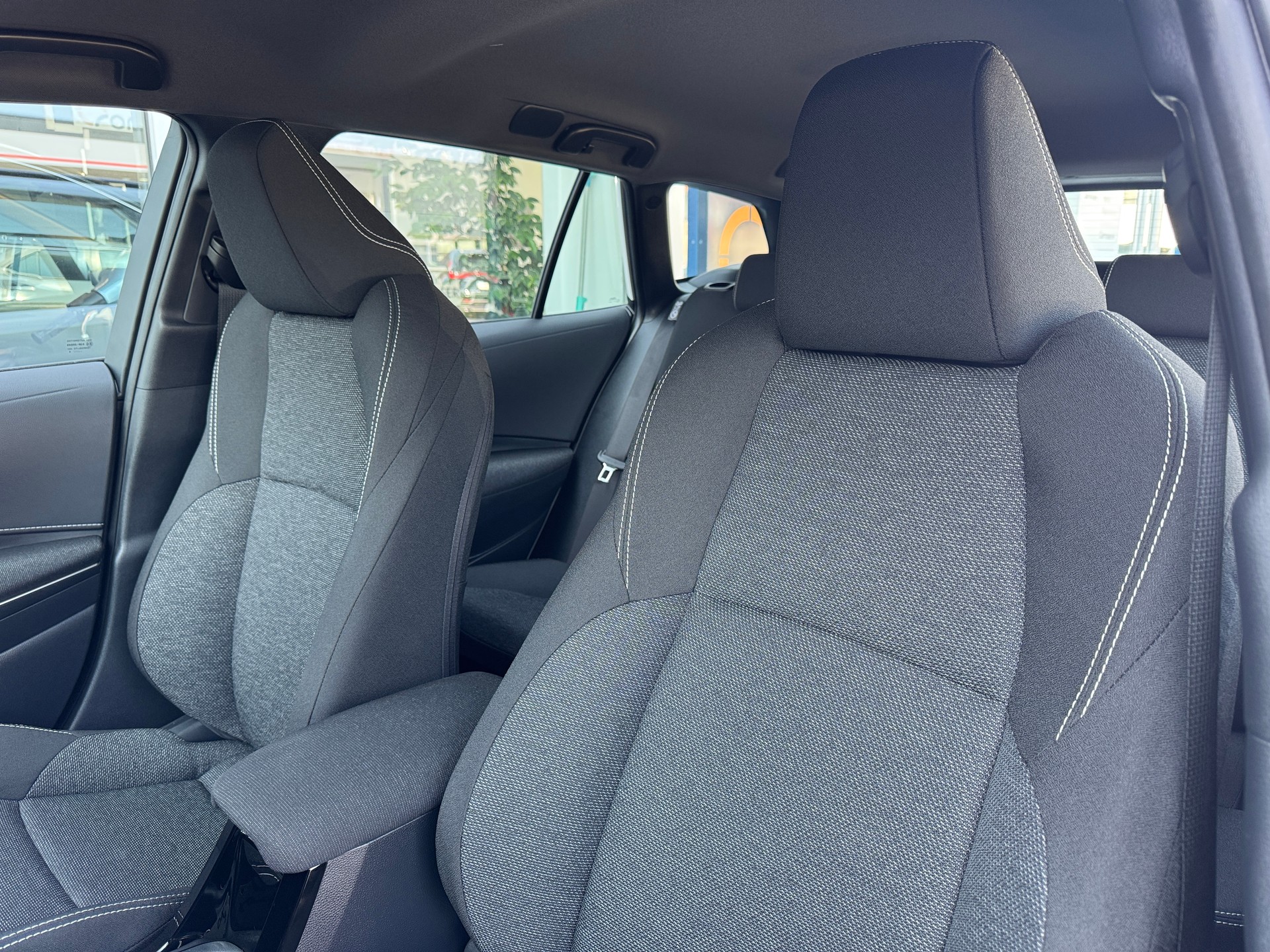 TOYOTA Corolla 1.8 HSD Comfort e- CVT-image-8