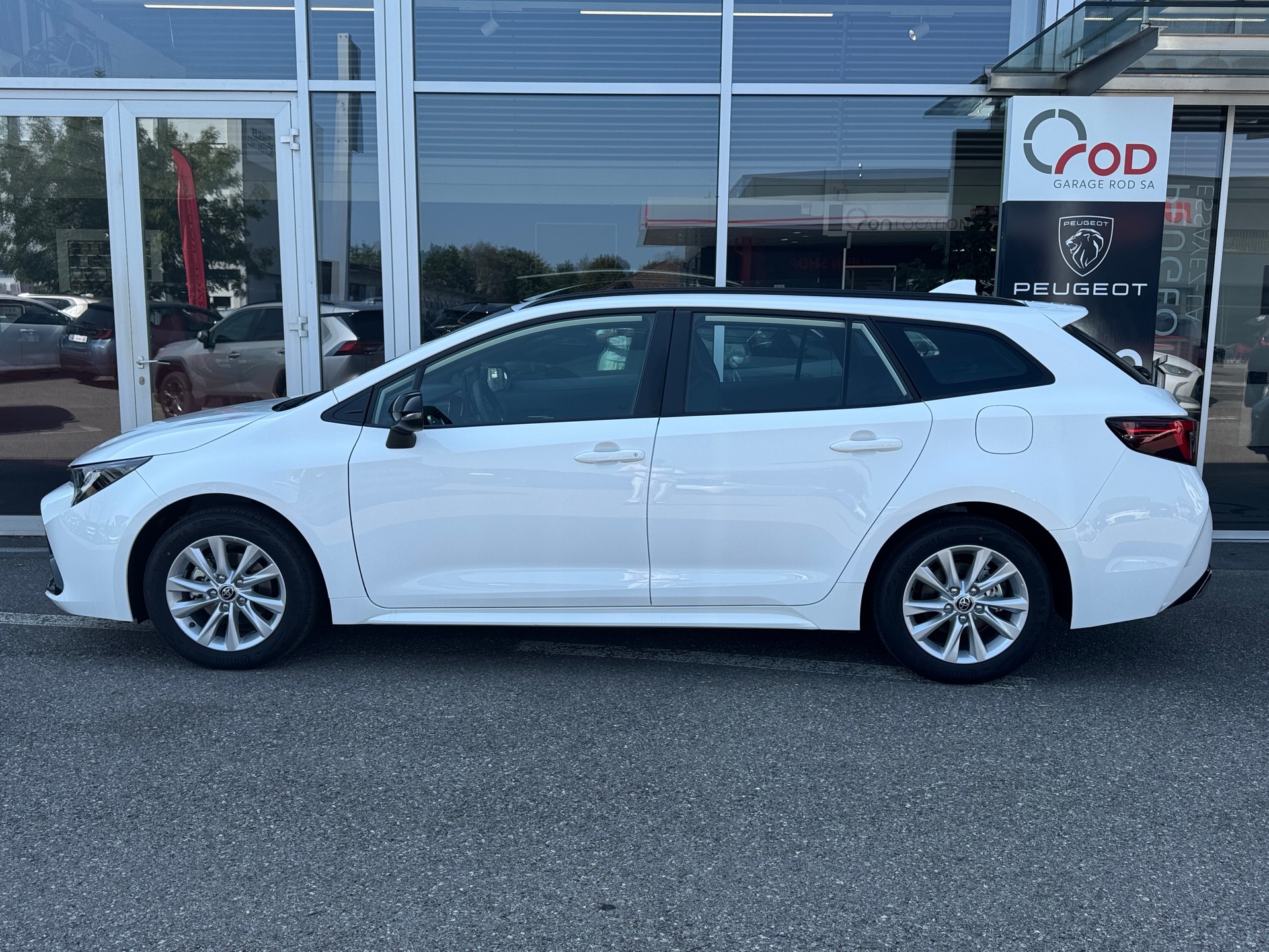 TOYOTA Corolla 1.8 HSD Comfort e- CVT-image-4