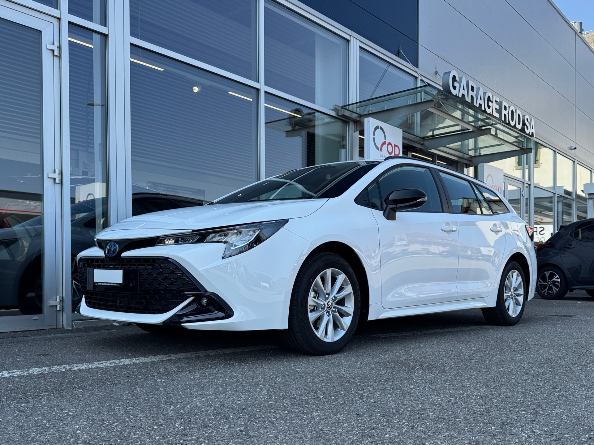 TOYOTA Corolla 1.8 HSD Comfort e- CVT-image-1
