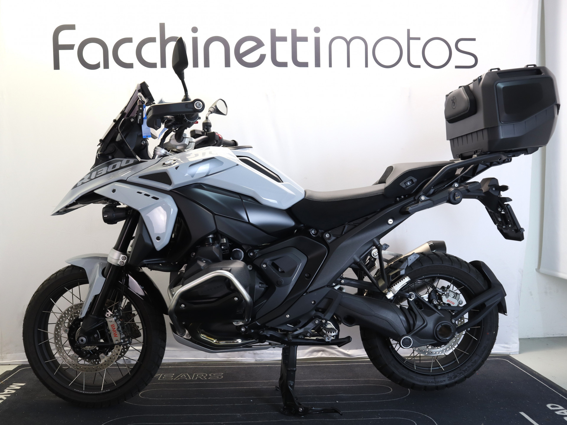 BMW R 1300 GS Triple Black *Services inclus 3ans/30 000 km*-showroom-element-2