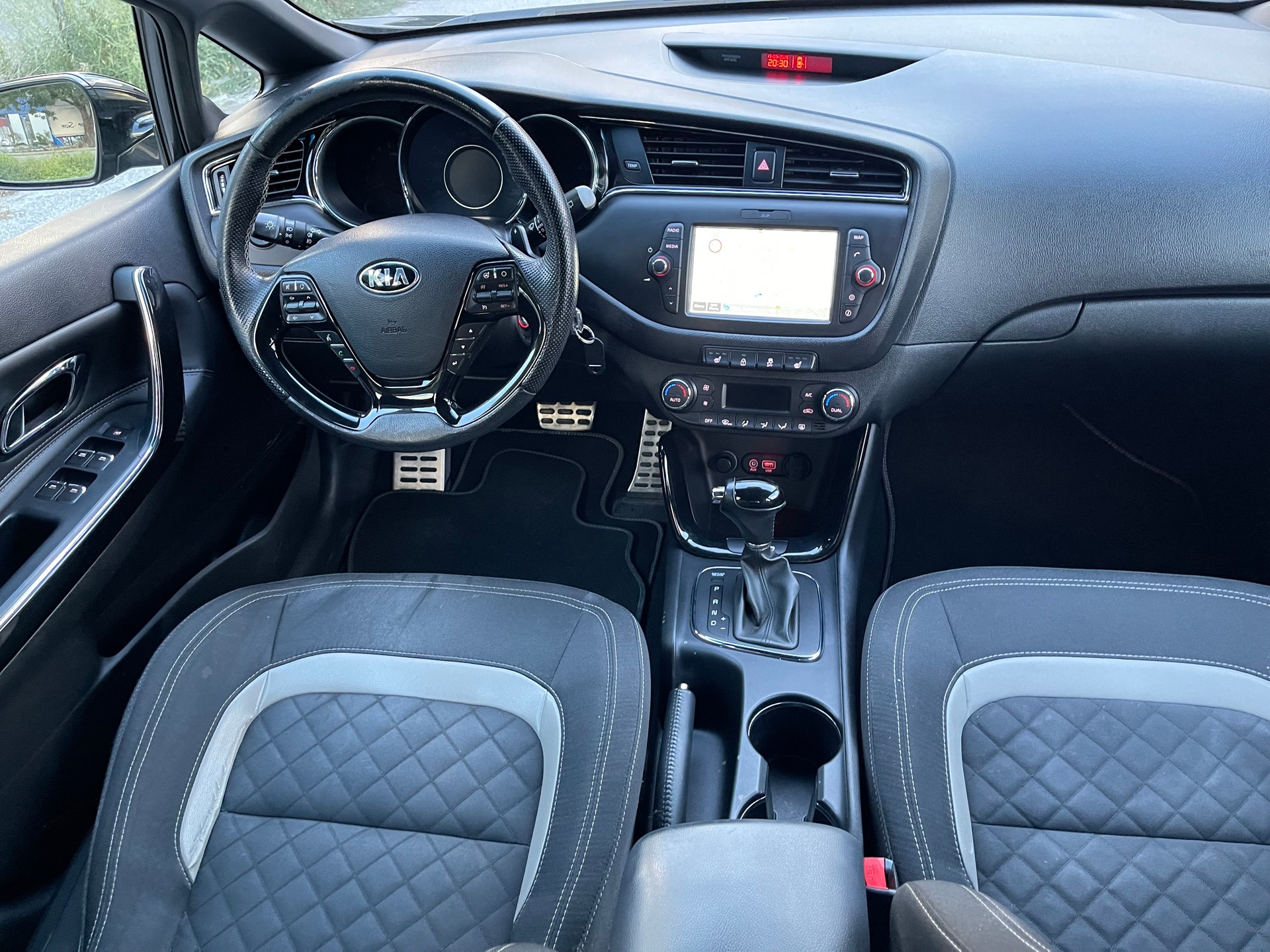 KIA Cee'd 1.6 CRDi Swiss Champion DCT-image-1