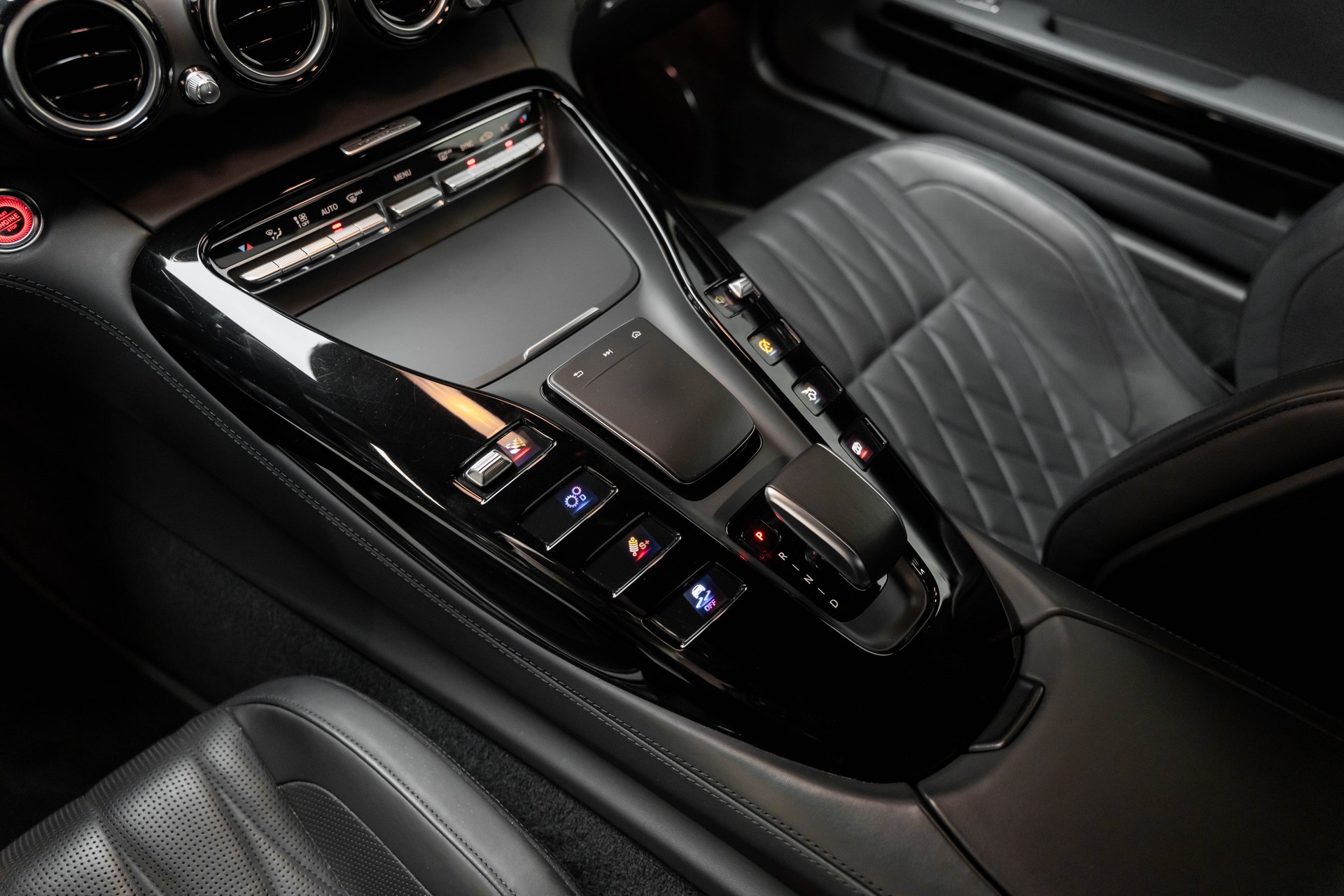 MERCEDES-BENZ AMG GT Speedshift DCT | Night Edition-image-12