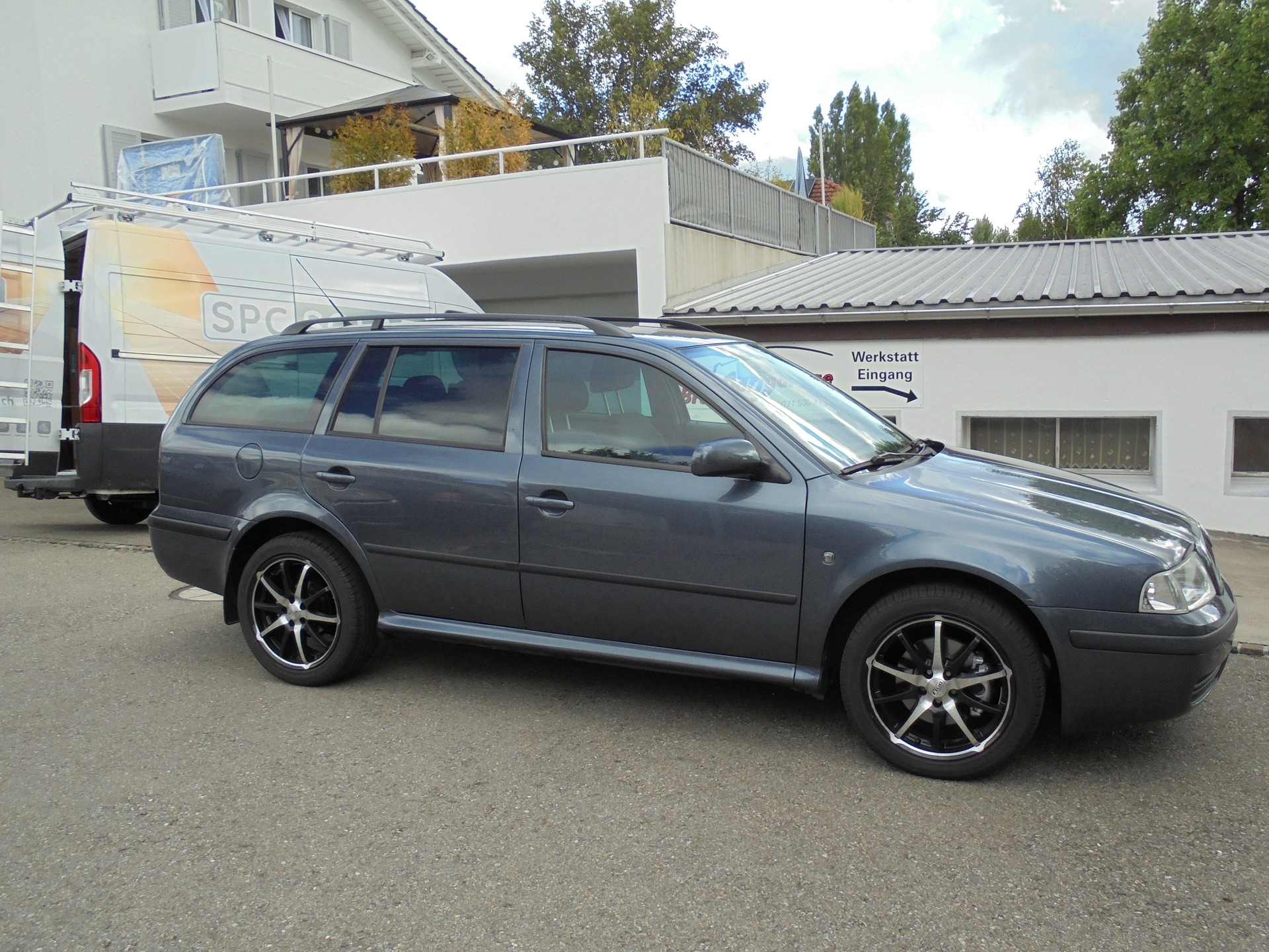 SKODA Octavia 1.8 Turbo Tour-image-0