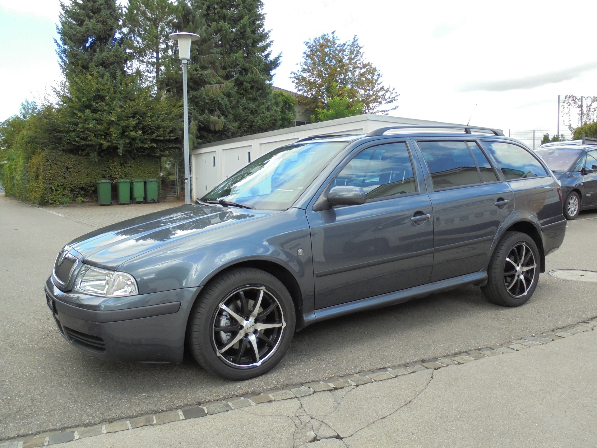 SKODA Octavia 1.8 Turbo Tour-image-5