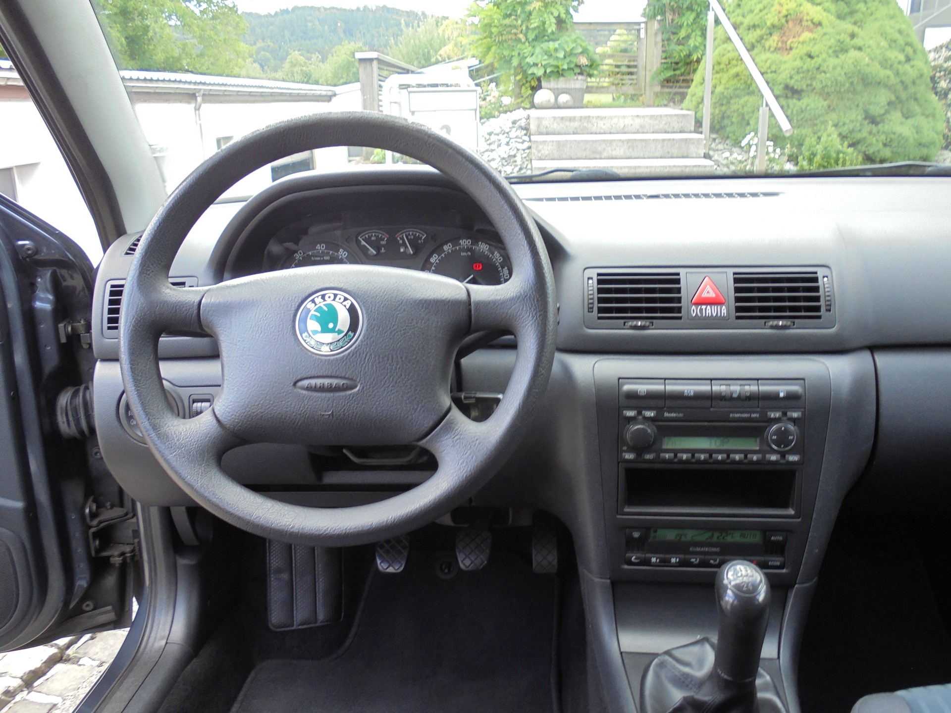 SKODA Octavia 1.8 Turbo Tour-image-9