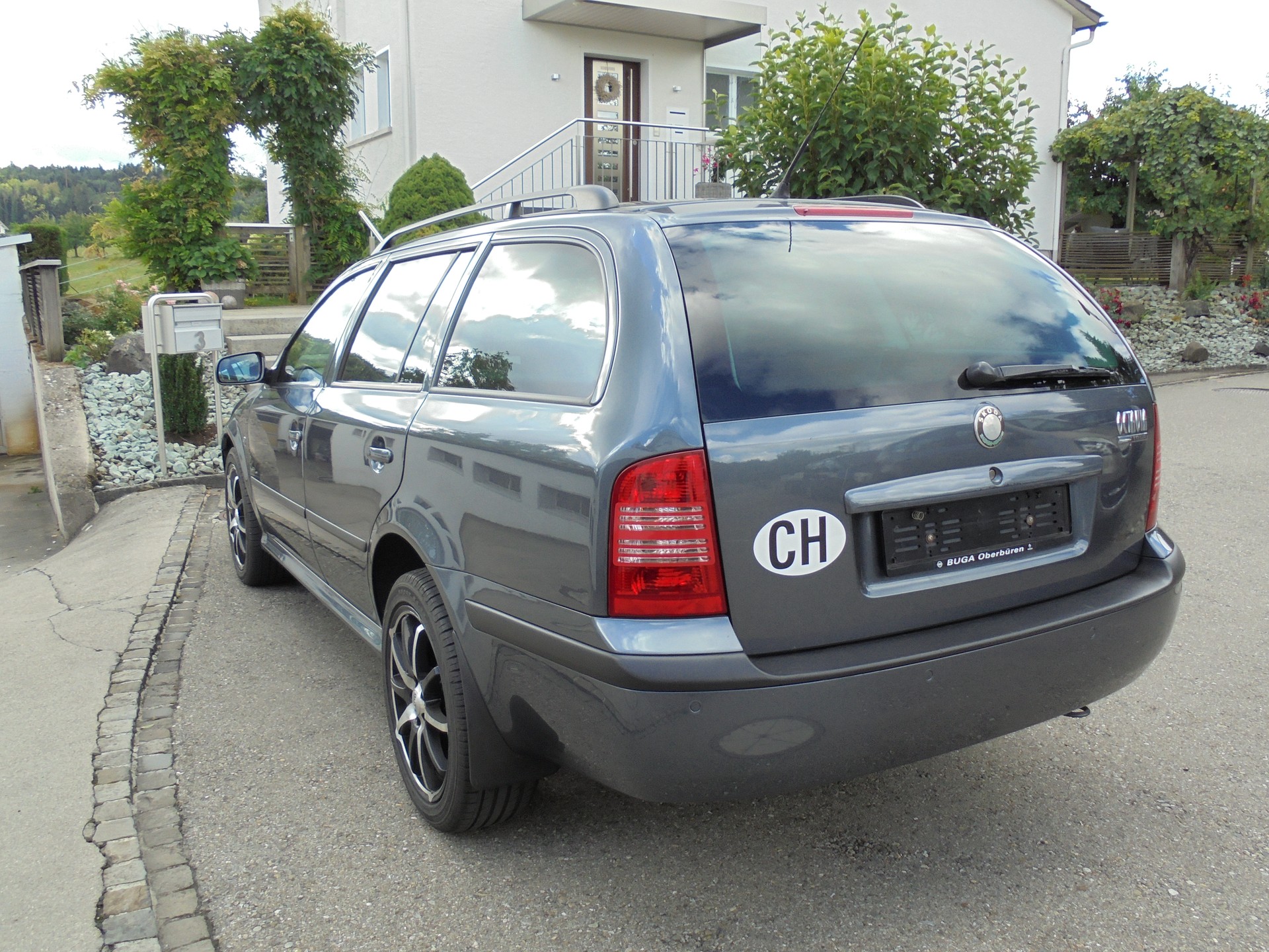SKODA Octavia 1.8 Turbo Tour-image-3