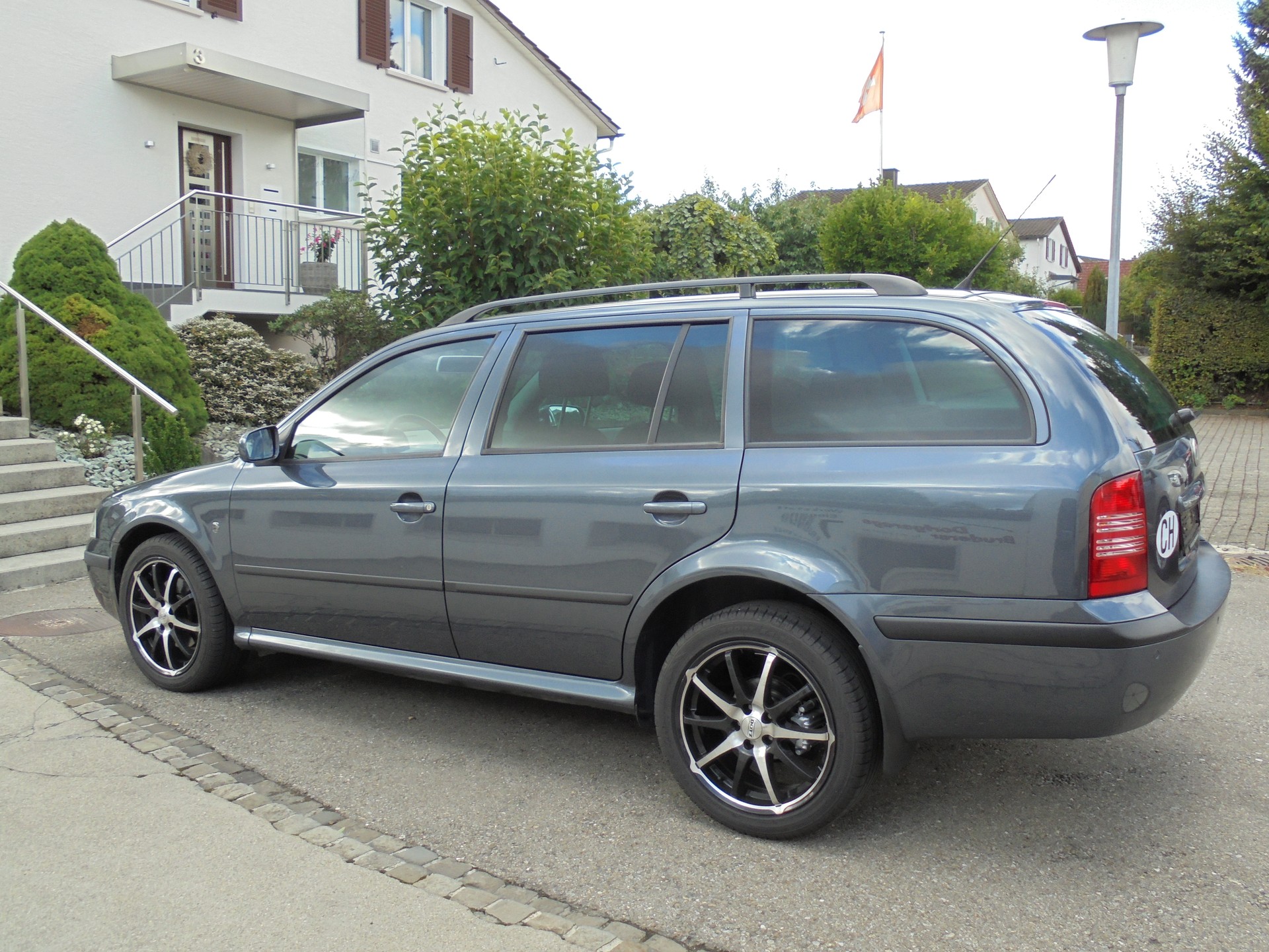 SKODA Octavia 1.8 Turbo Tour-image-4