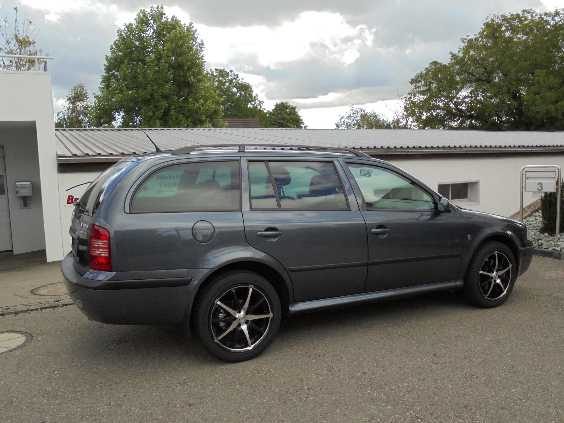 SKODA Octavia 1.8 Turbo Tour-image-1