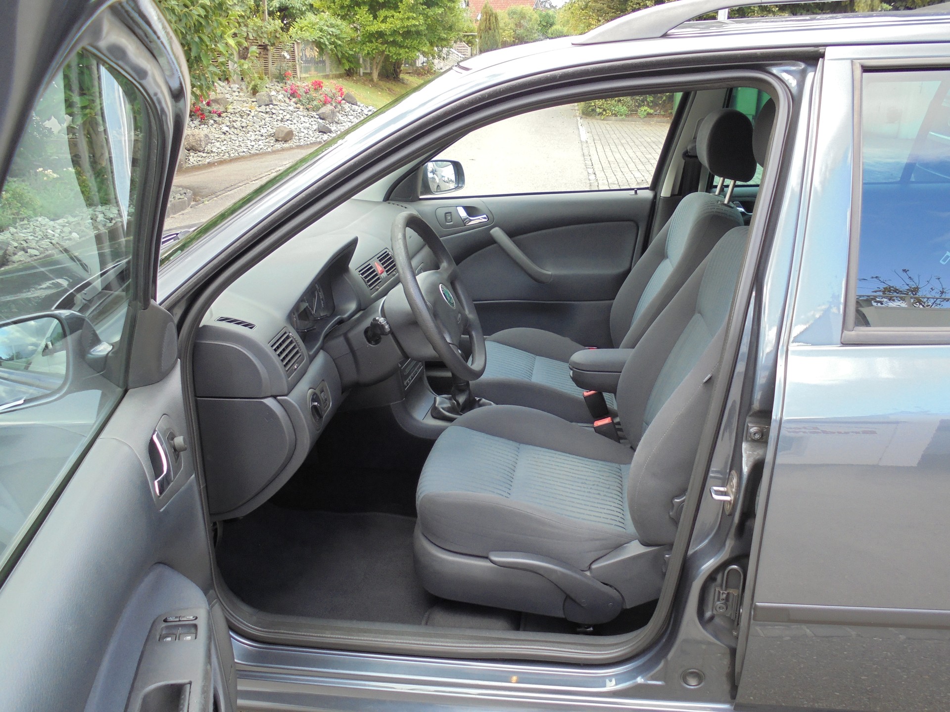 SKODA Octavia 1.8 Turbo Tour-image-7