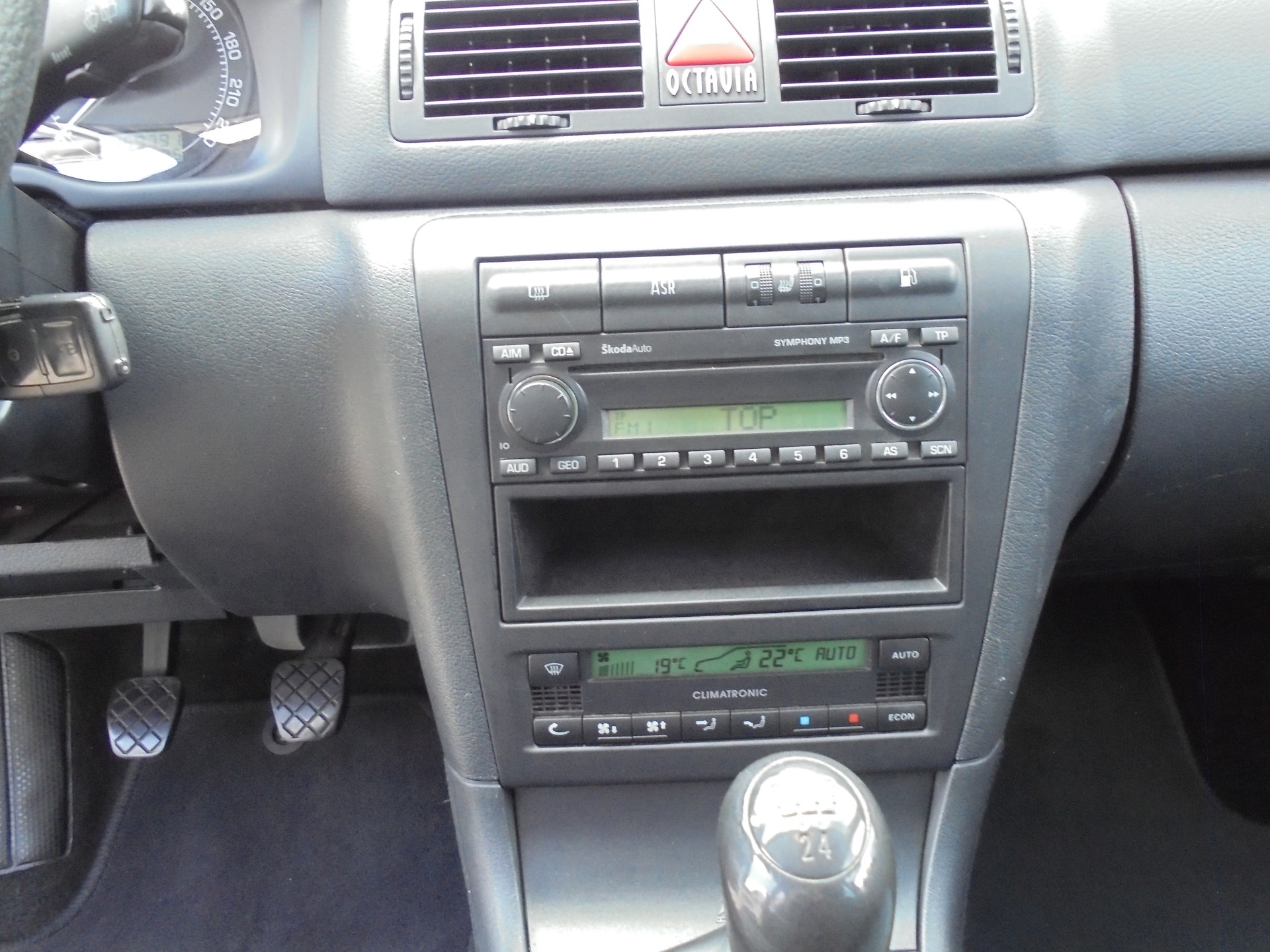SKODA Octavia 1.8 Turbo Tour-image-10