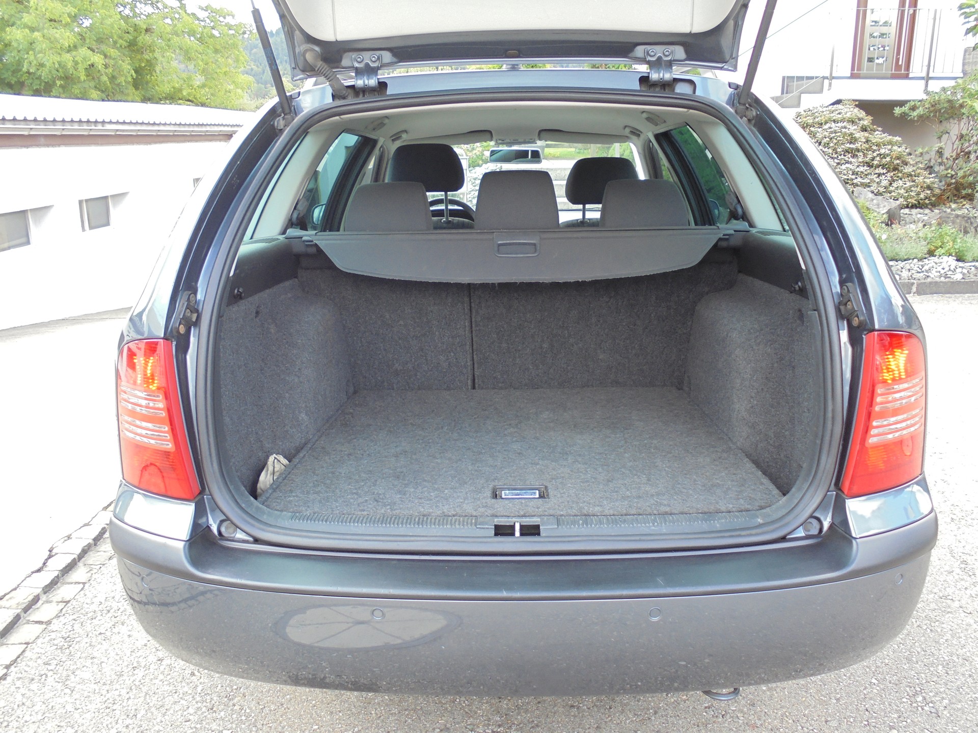 SKODA Octavia 1.8 Turbo Tour-image-12