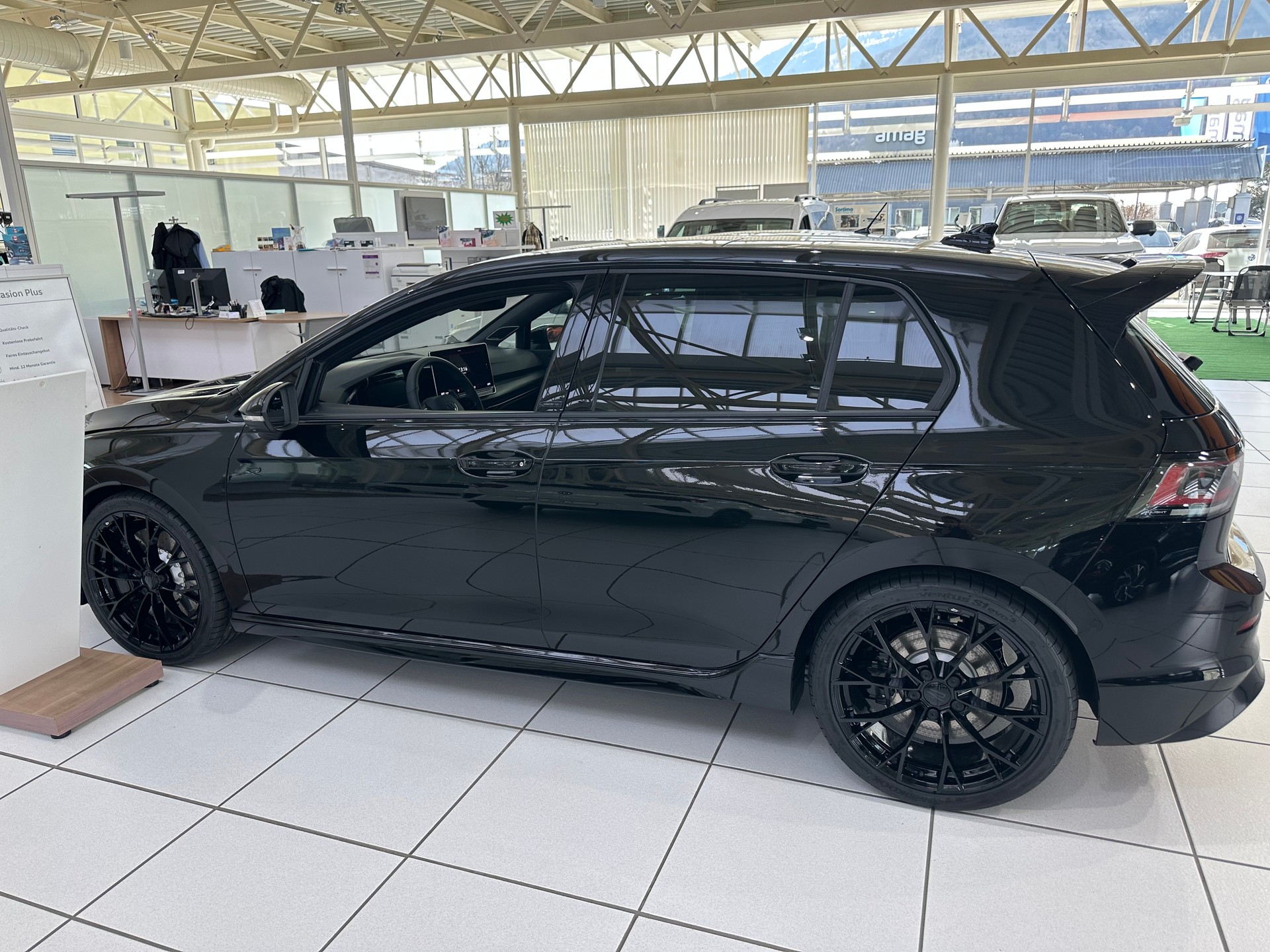 VW 2.0 TSI R Black Edition DSG 4motion-image-1