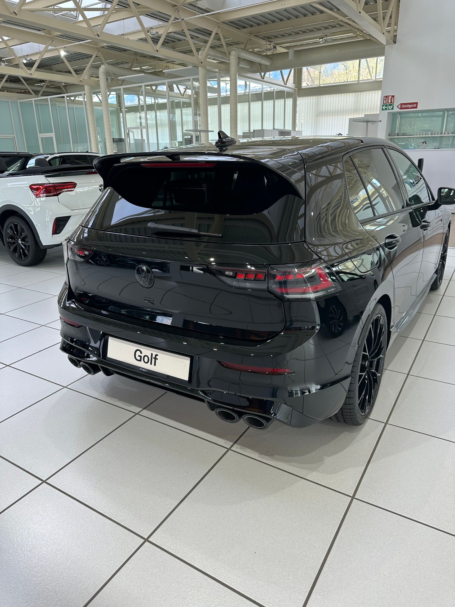 VW 2.0 TSI R Black Edition DSG 4motion-image-3