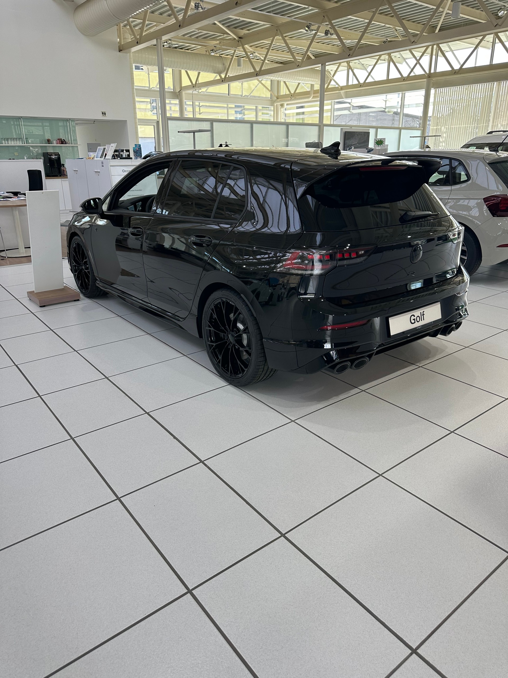 VW 2.0 TSI R Black Edition DSG 4motion-image-2