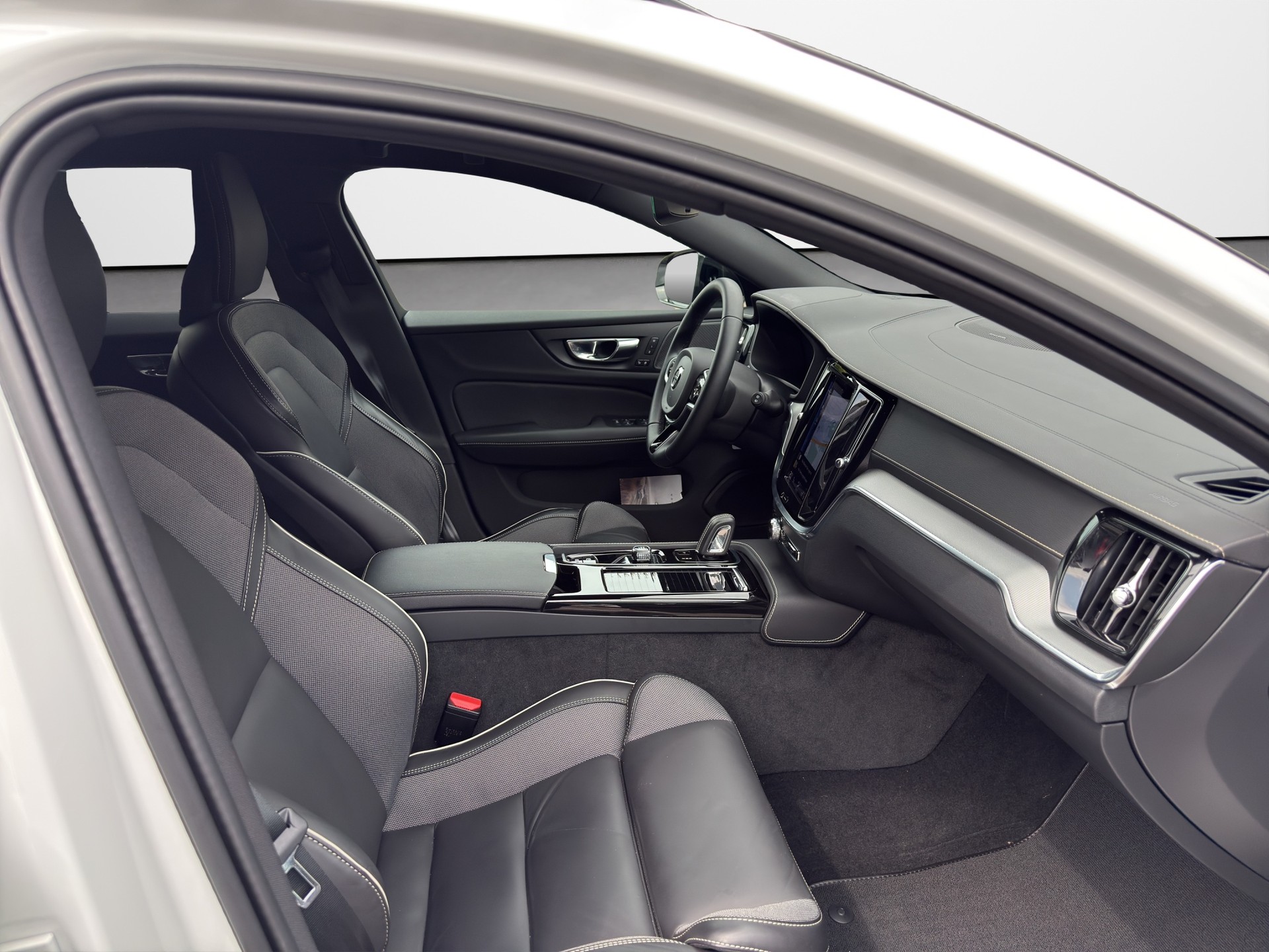 VOLVO V60 2.0 T8 TE R-Design eAWD-image-8