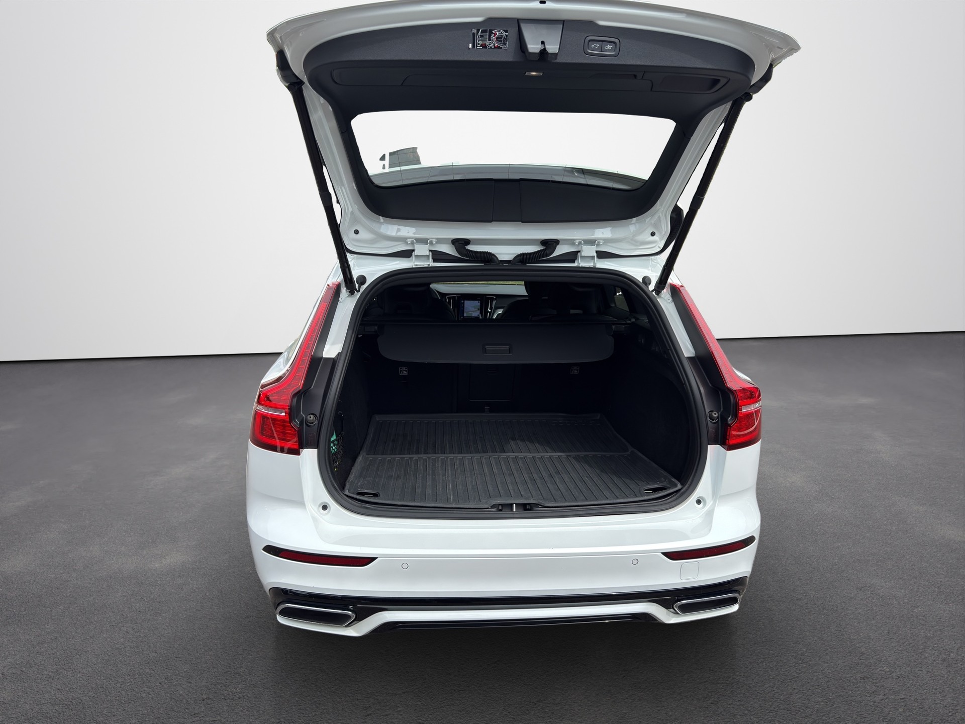 VOLVO V60 2.0 T8 TE R-Design eAWD-image-13