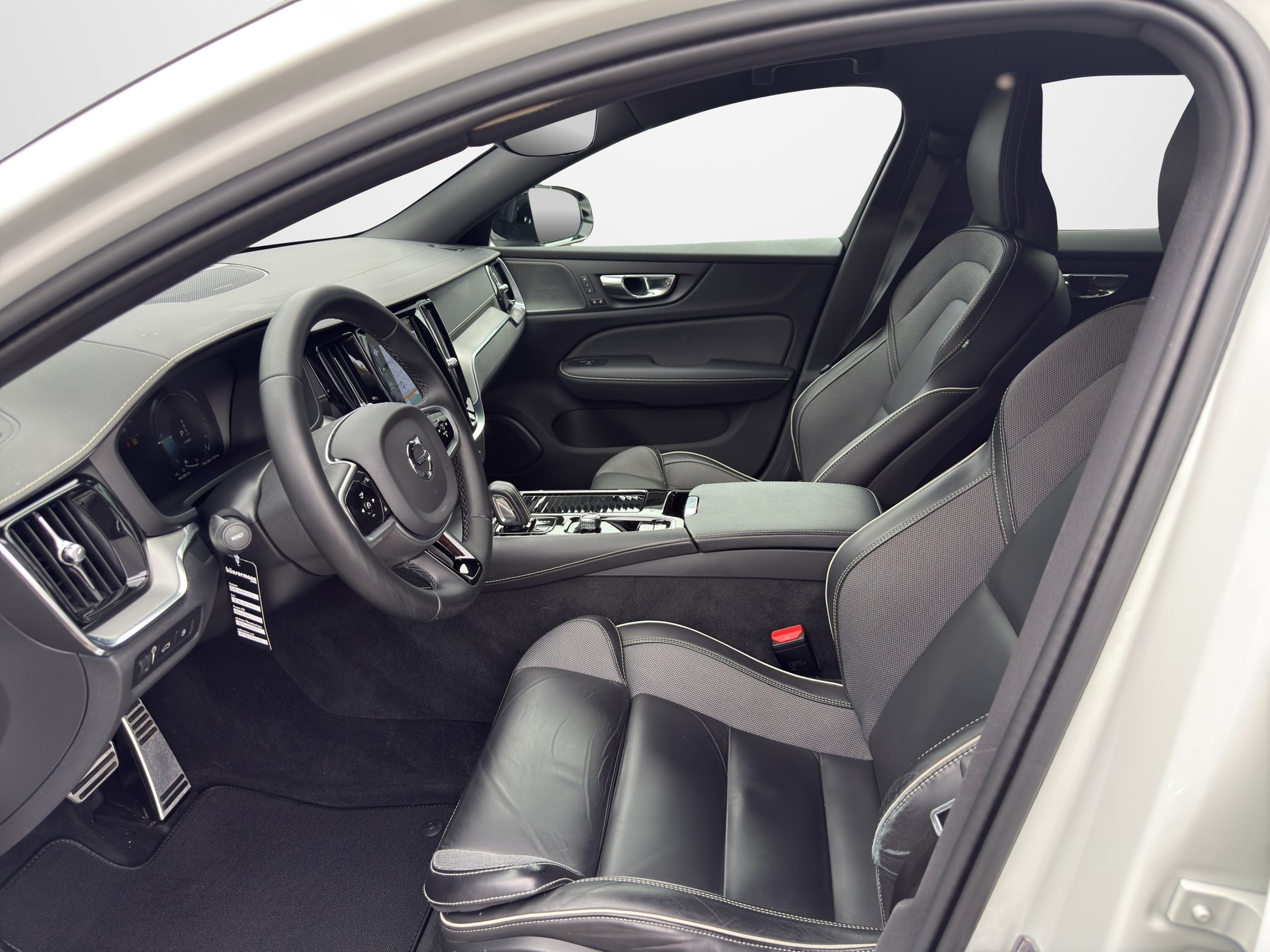 VOLVO V60 2.0 T8 TE R-Design eAWD-image-7