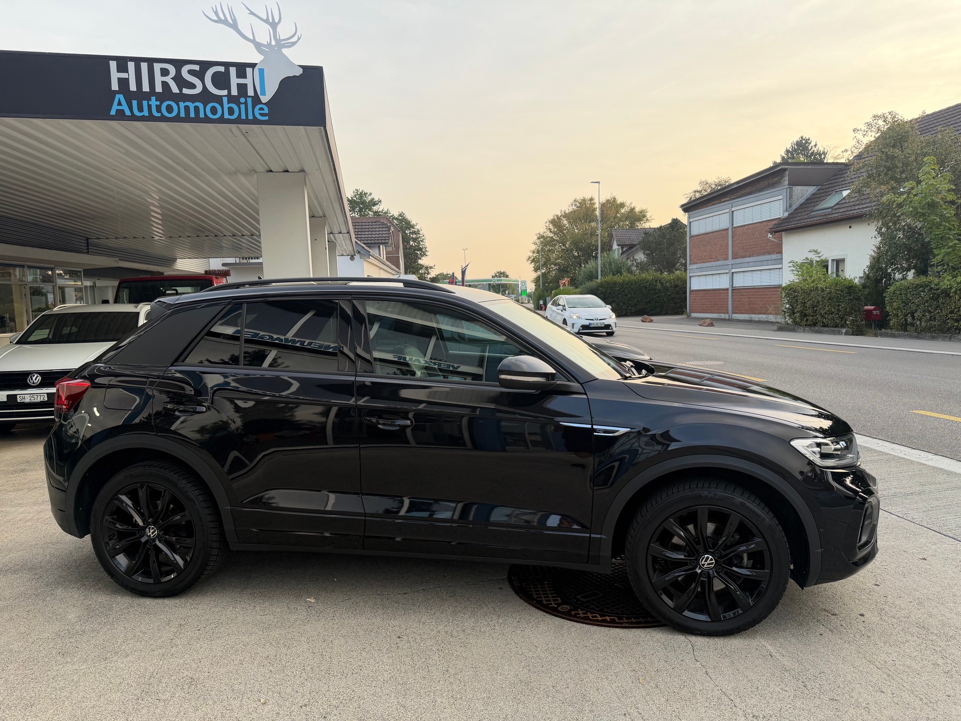 VW T-Roc 2.0 TSI R-Line DSG 4Motion-image-1