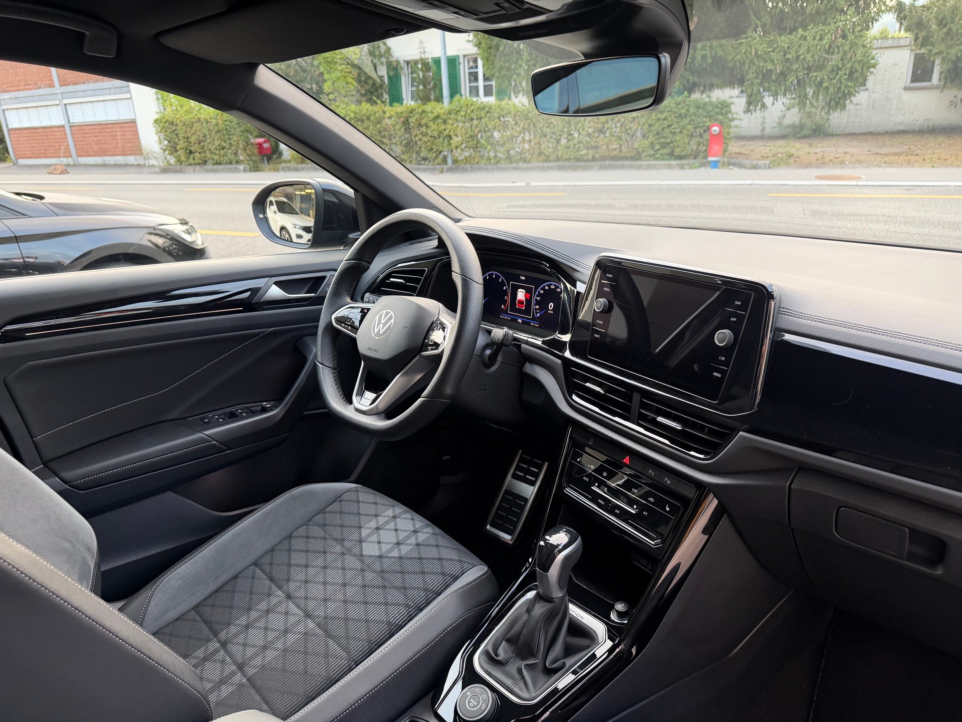VW T-Roc 2.0 TSI R-Line DSG 4Motion-image-11