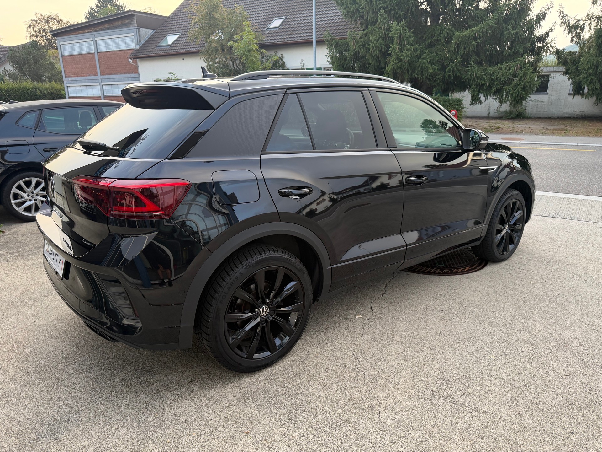 VW T-Roc 2.0 TSI R-Line DSG 4Motion-image-2