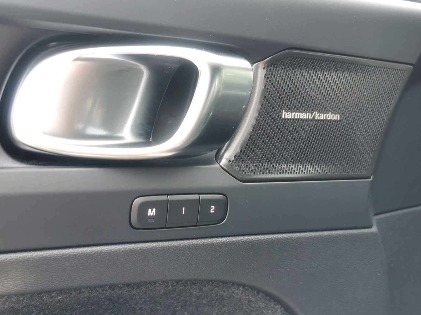 VOLVO XC40 1.5 T4 PiH Plus Dark-image-12